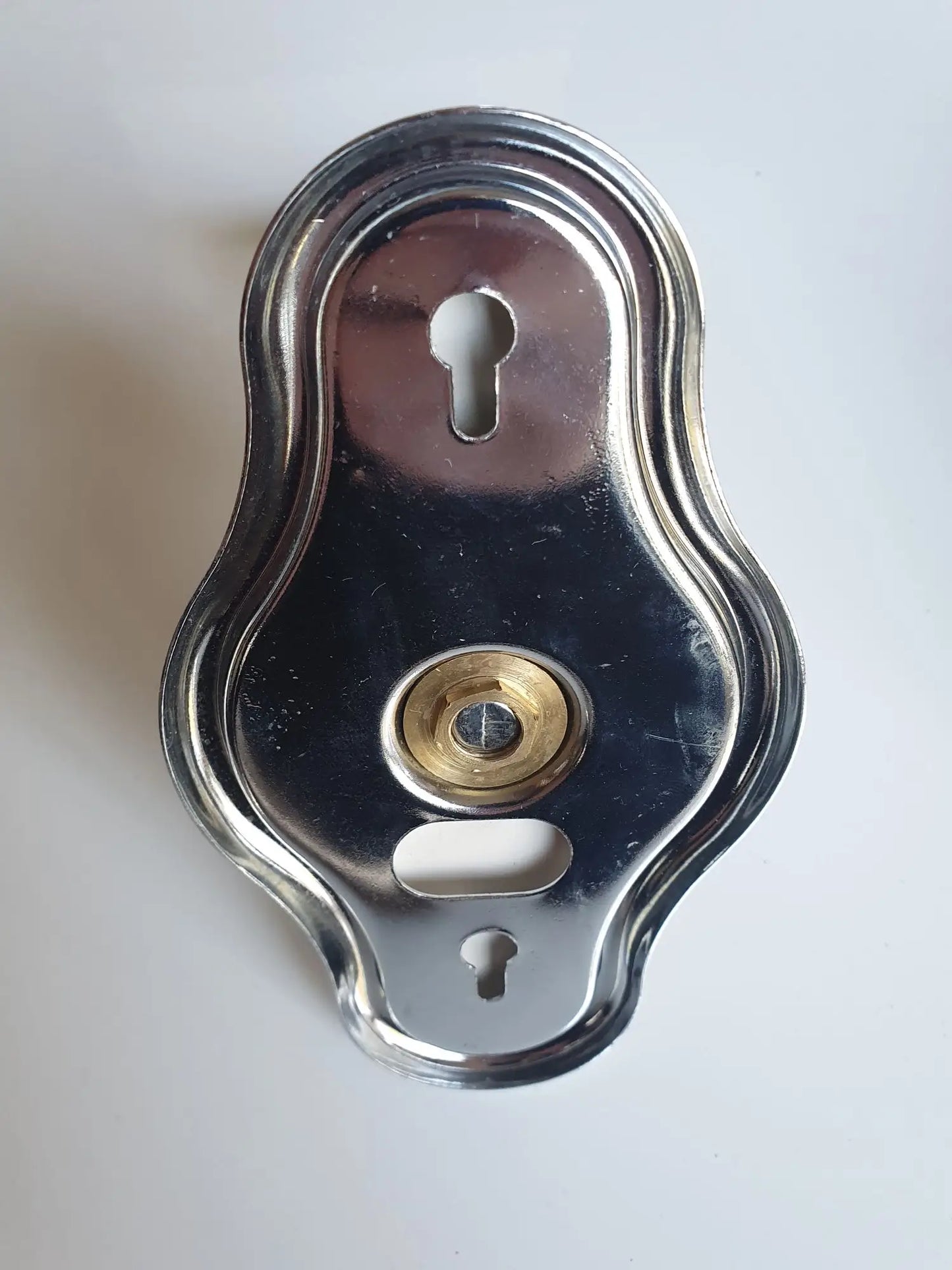 ensemble-salle-bain-vintage-porte-serviette-arriere