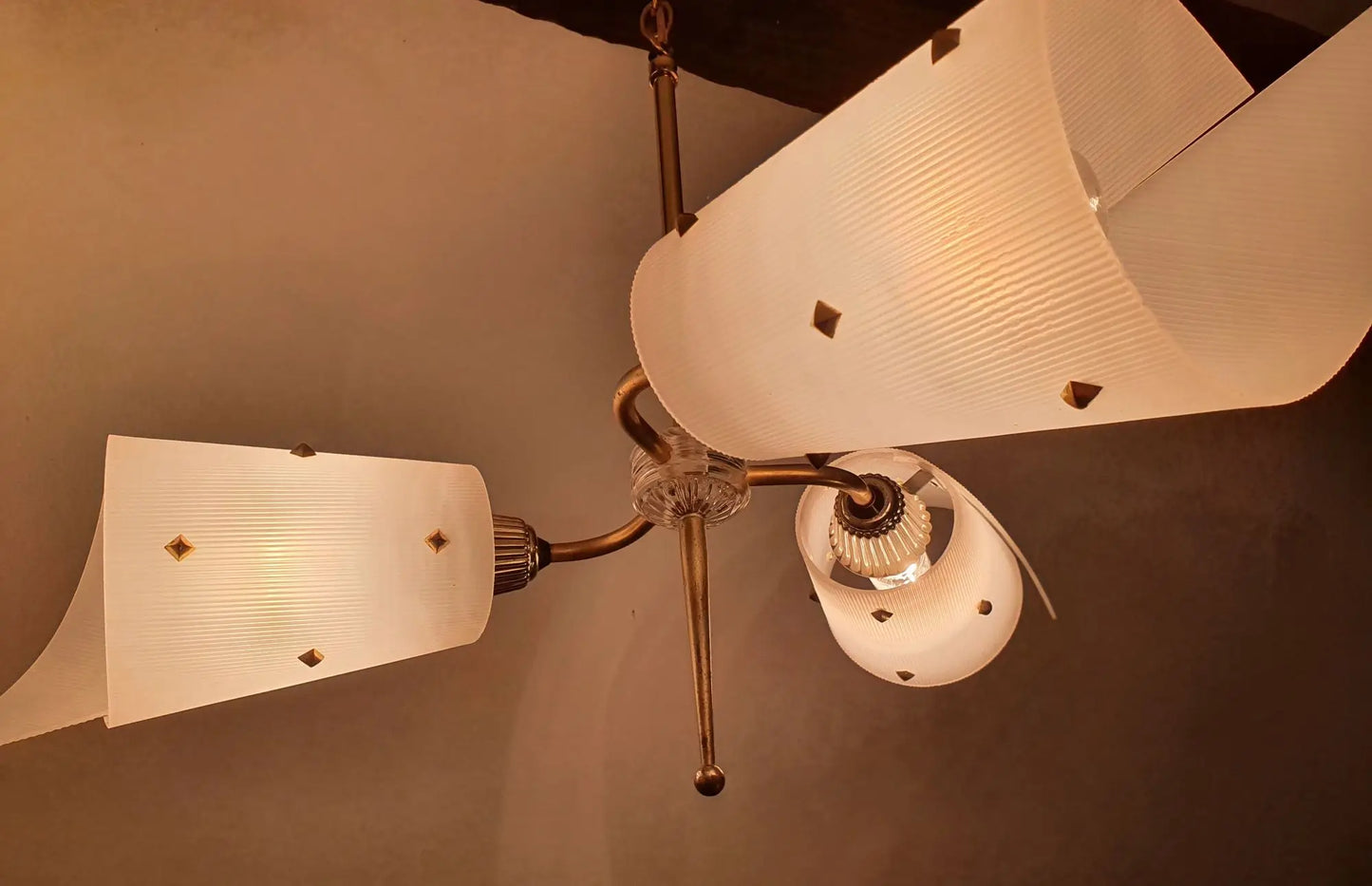 lustre-trois-lumieres-voile-guariche-allume