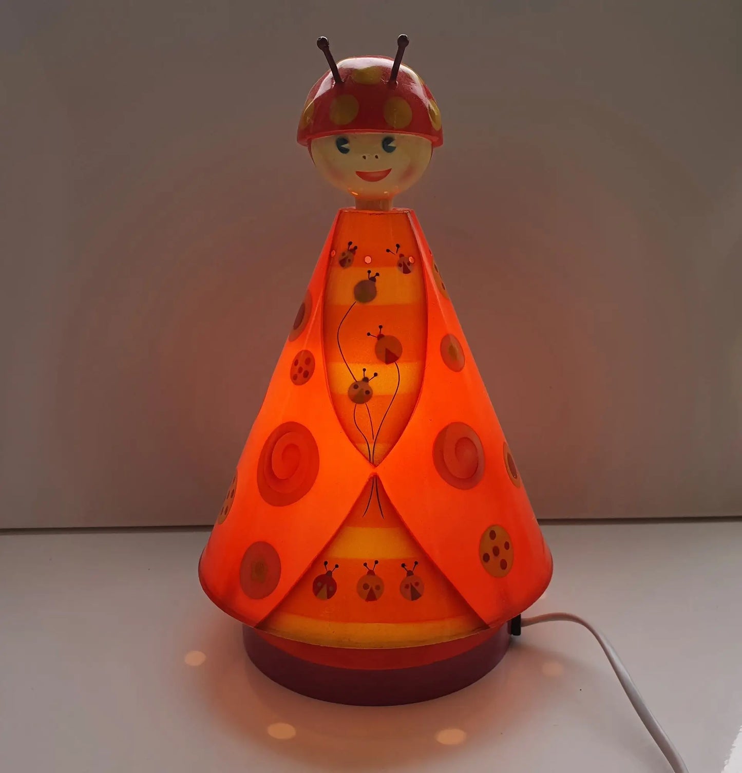 lampe-enfant-veilleuse-coccinelle-allumee-face
