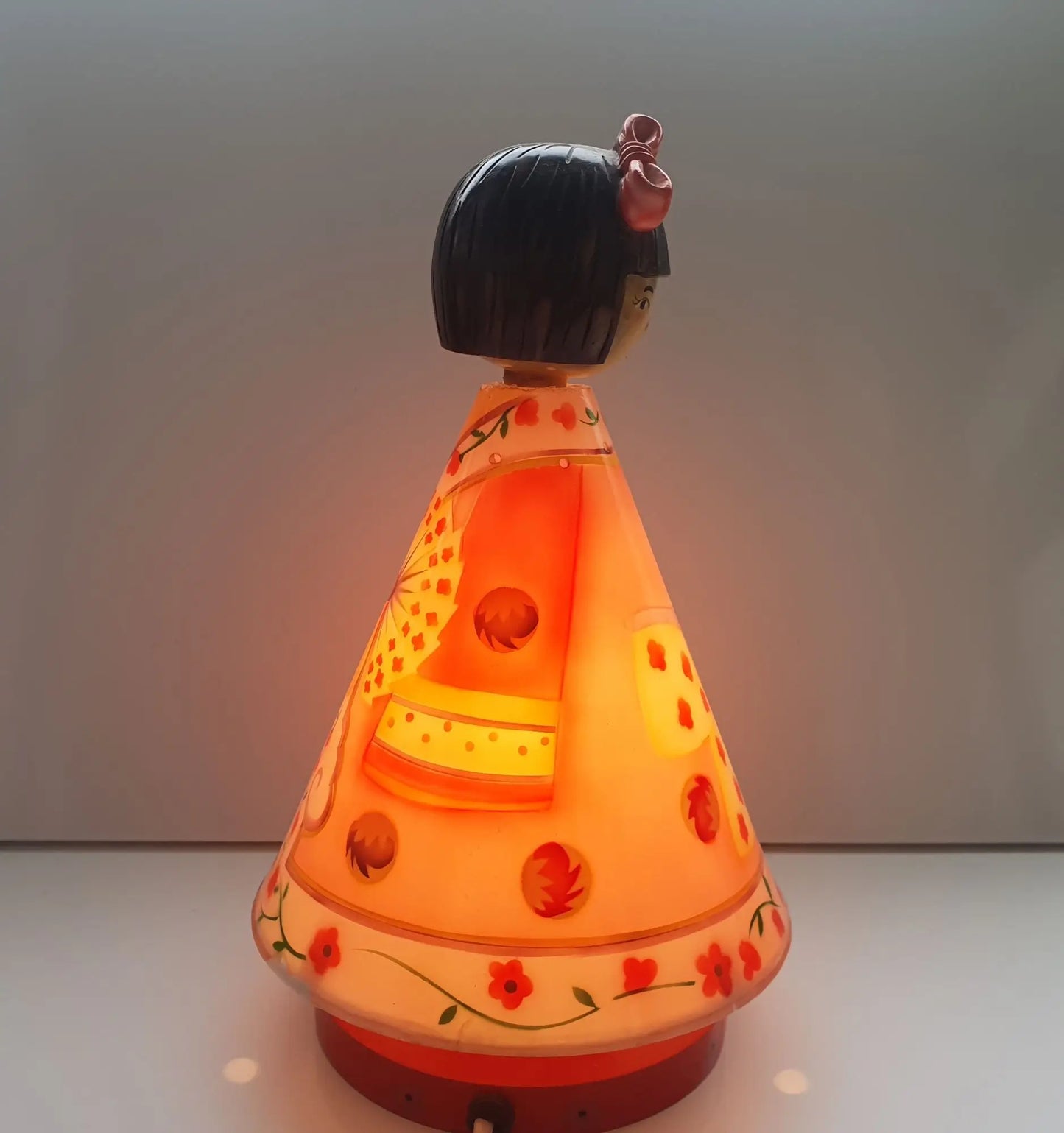 lampe-enfant-veilleuse-geisha-allumee-cote