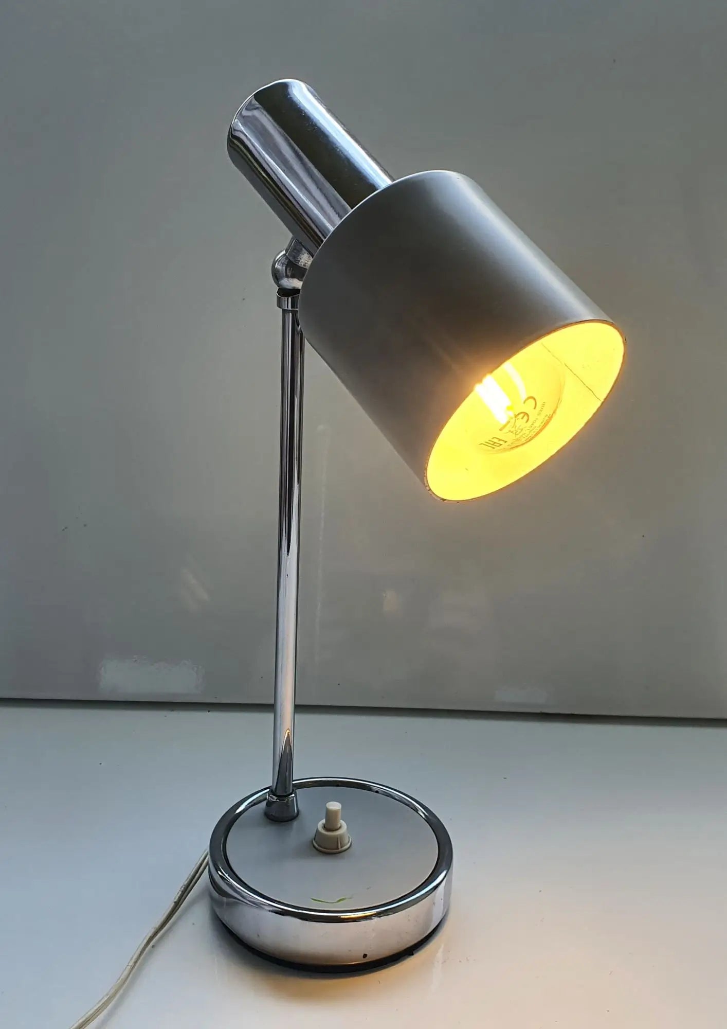 lampe-bureau-metal-vintage-allumee