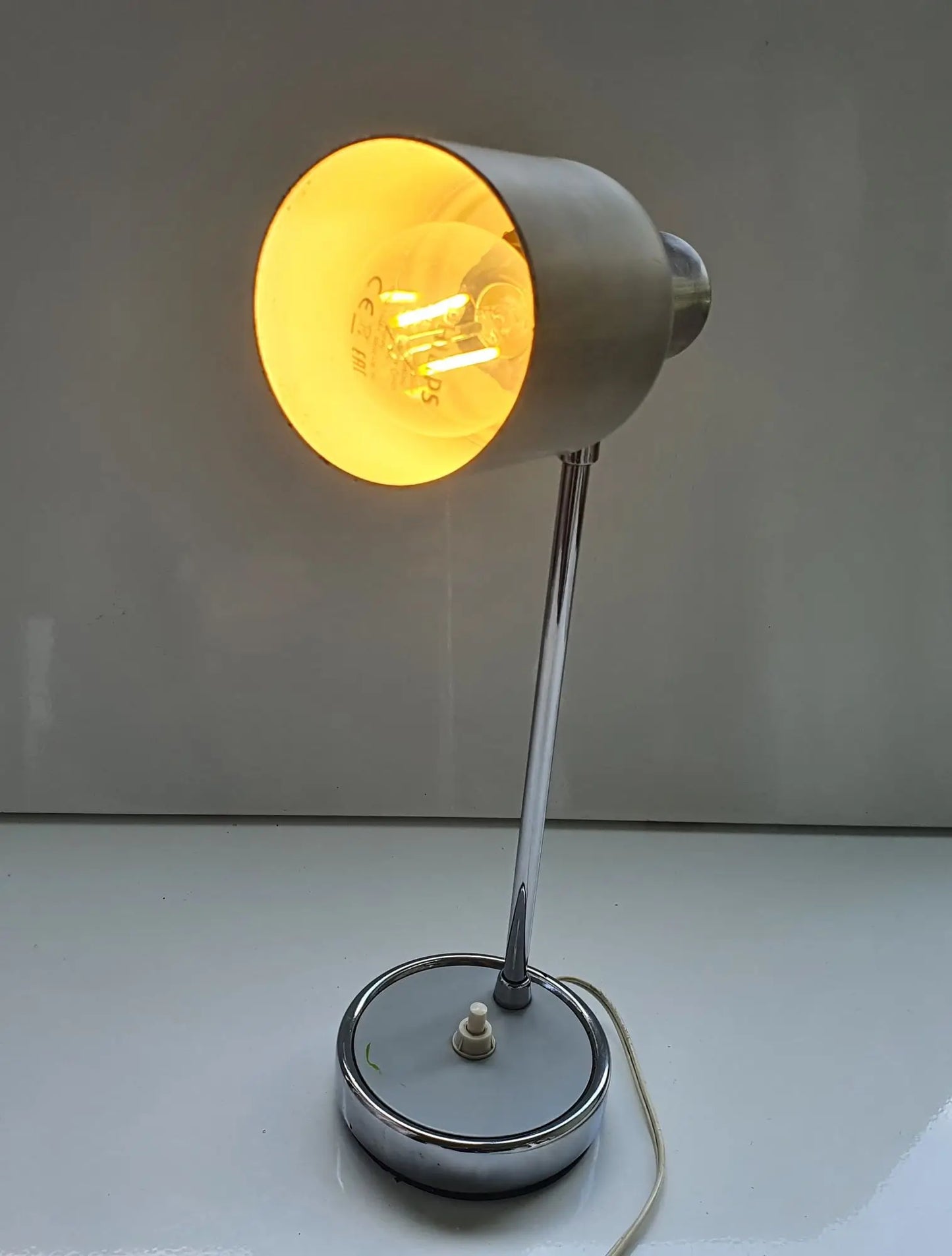 lampe-bureau-metal-vintage-allumee