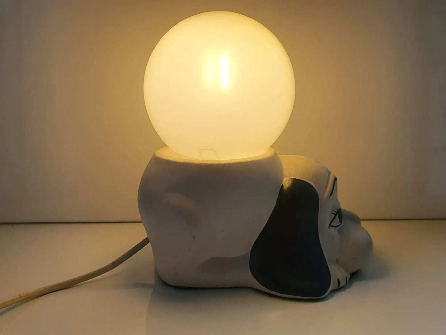 lampe-enfant-chien-cote-allumee