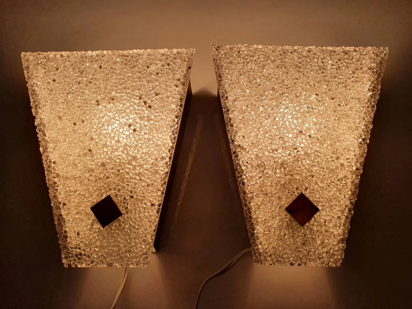 paire-appliques-anciennes-perspex-allumees-face