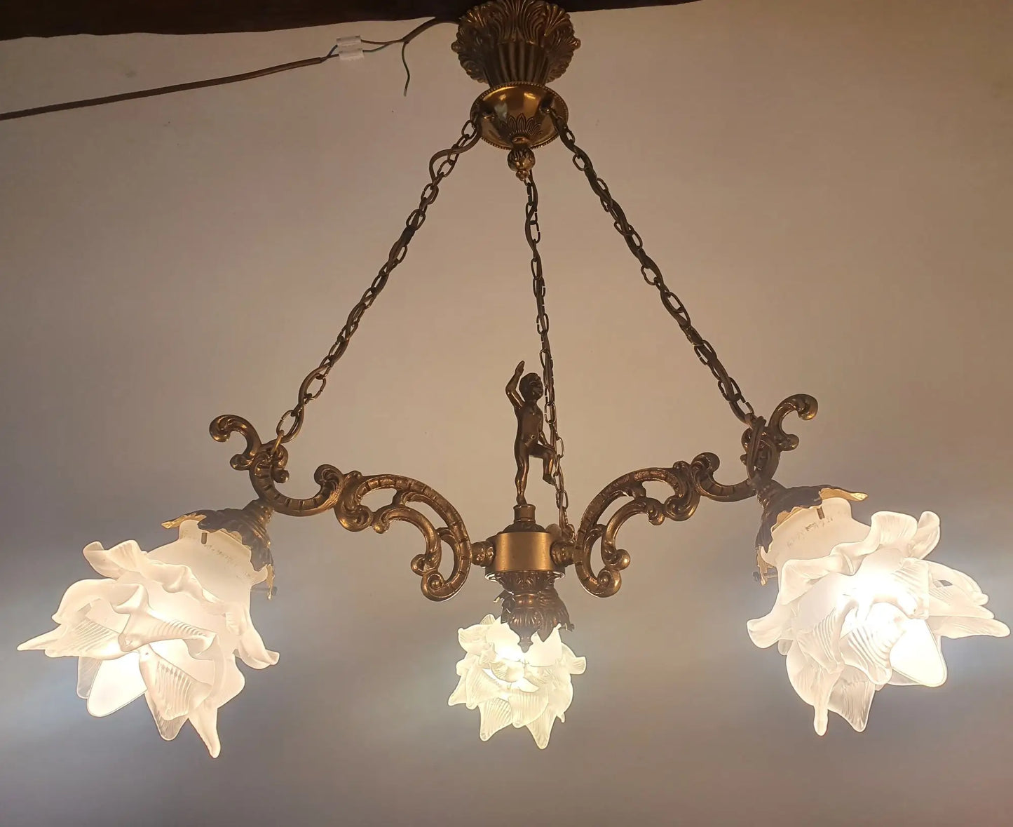 lustre-grande-globes-roses-opaline-allume
