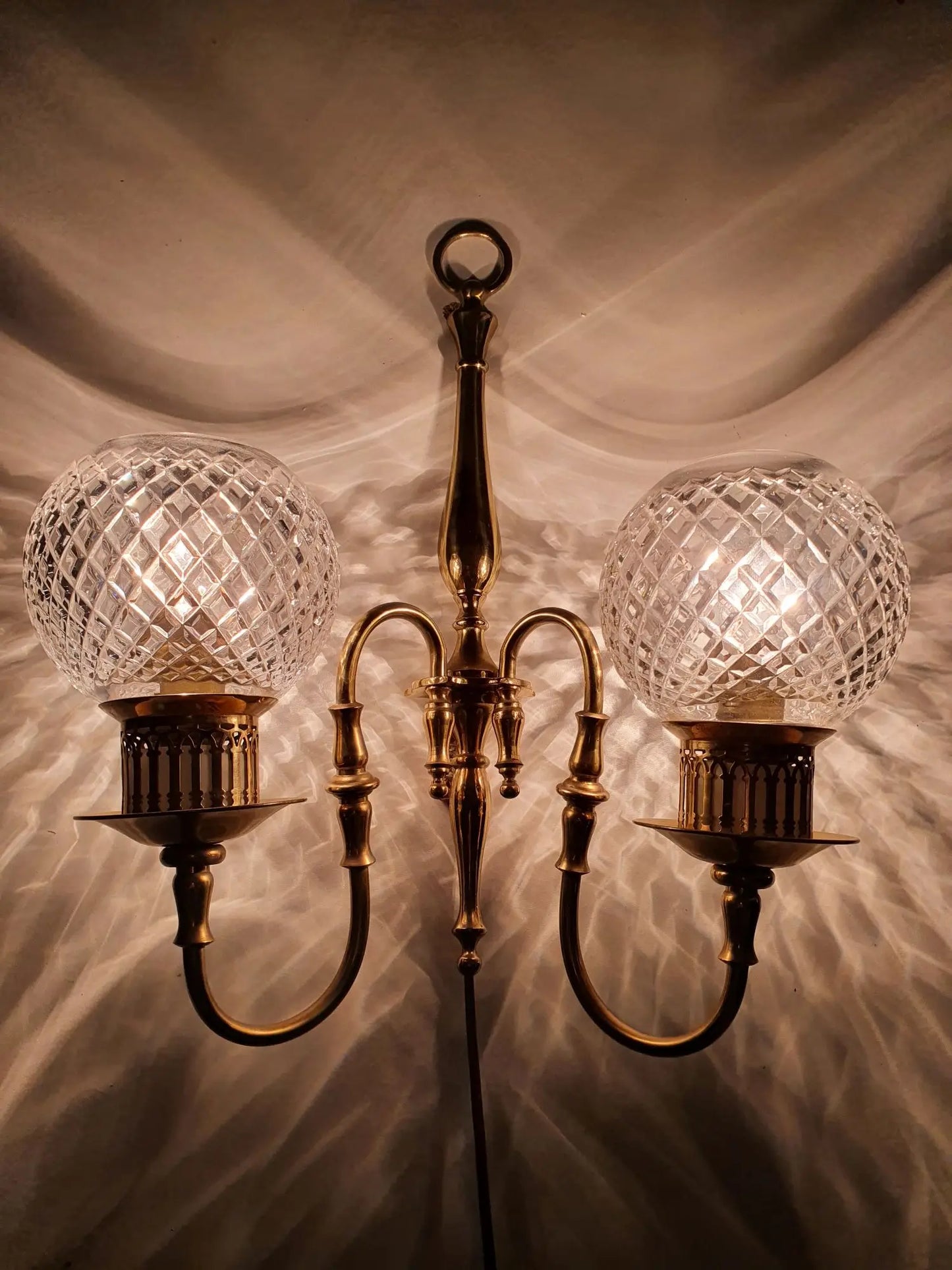 Two-light wall light golden with antique crystal globes