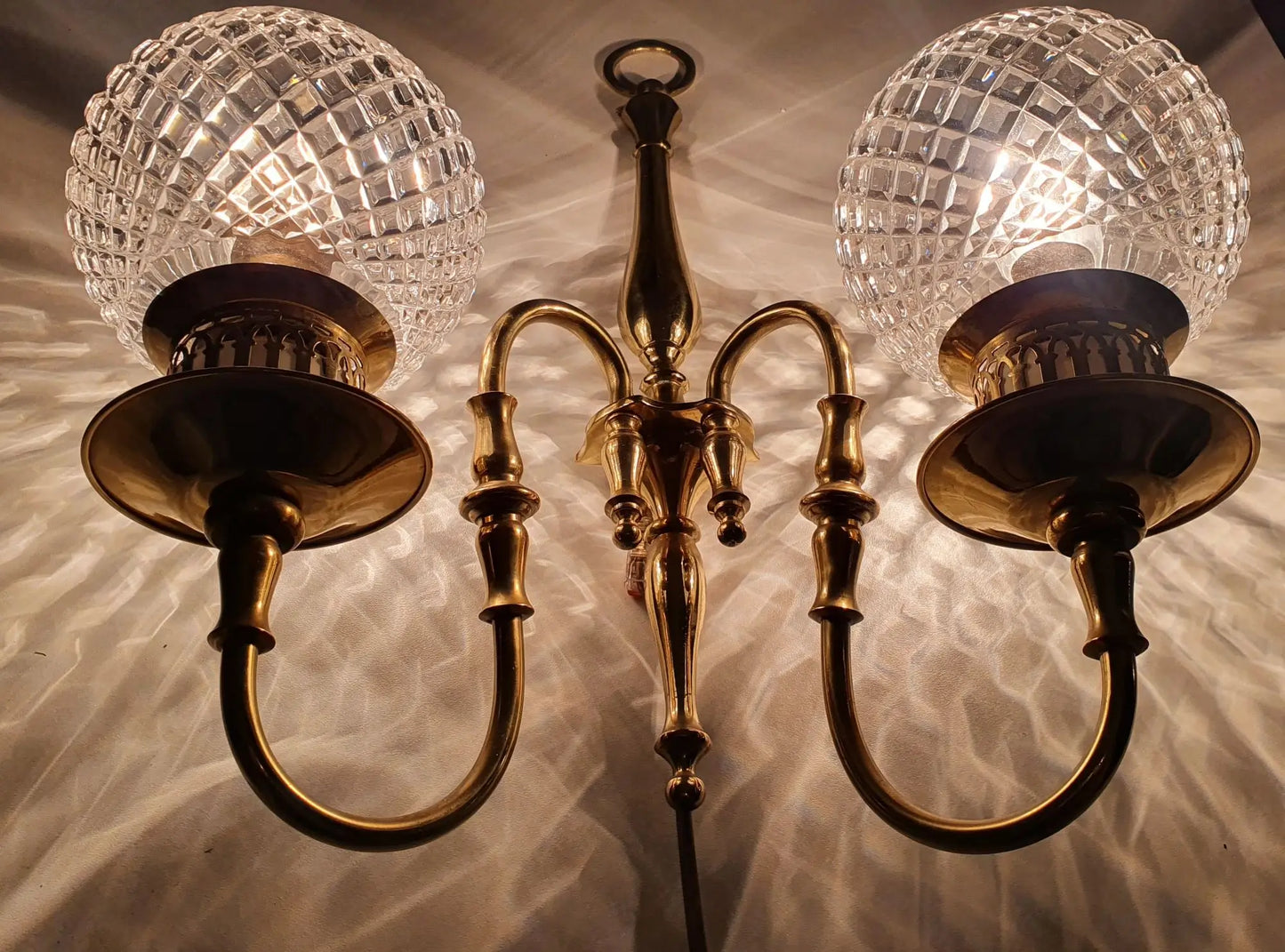 Two-light wall light golden with antique crystal globes