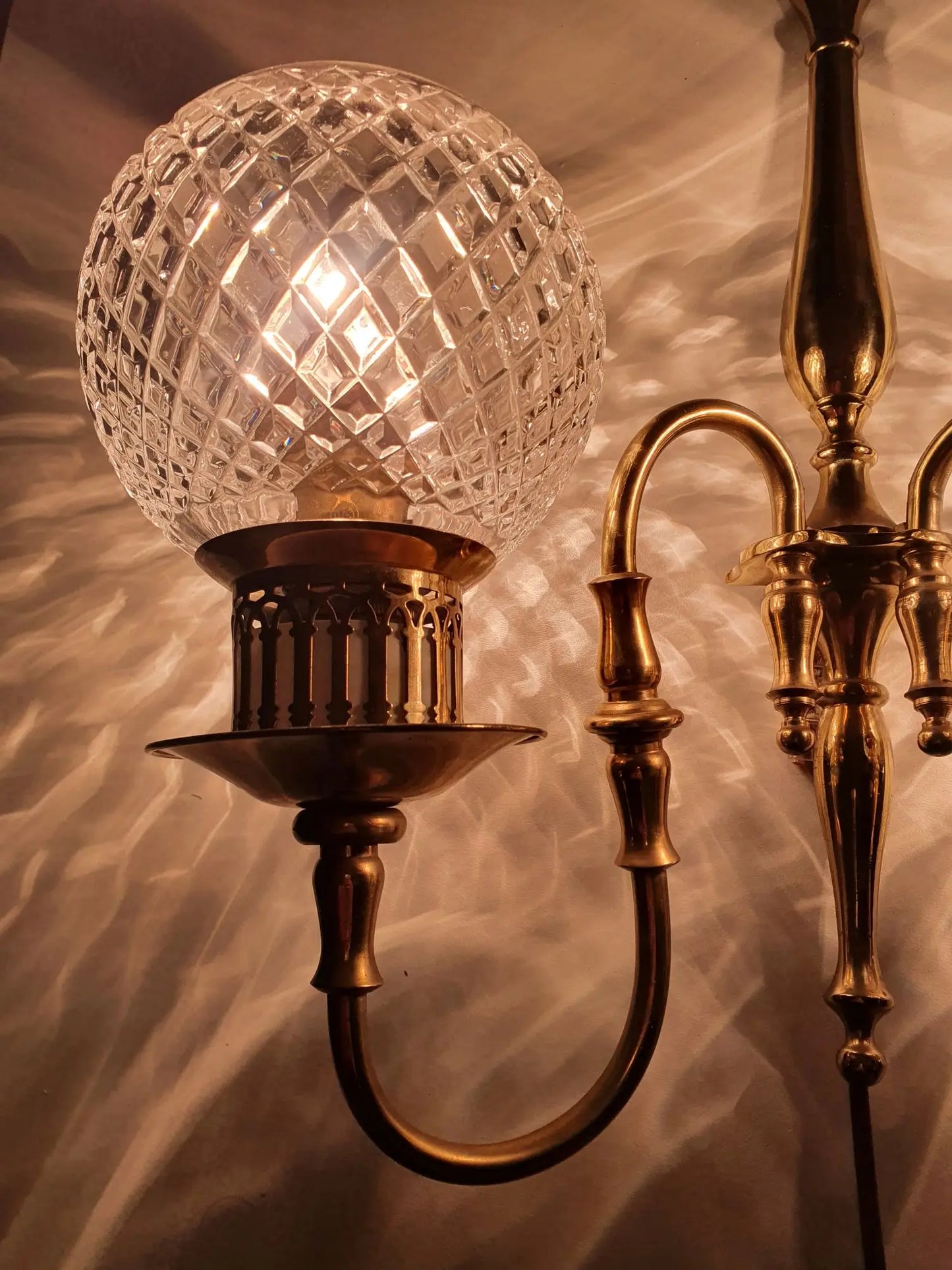 Two-light wall light golden with antique crystal globes