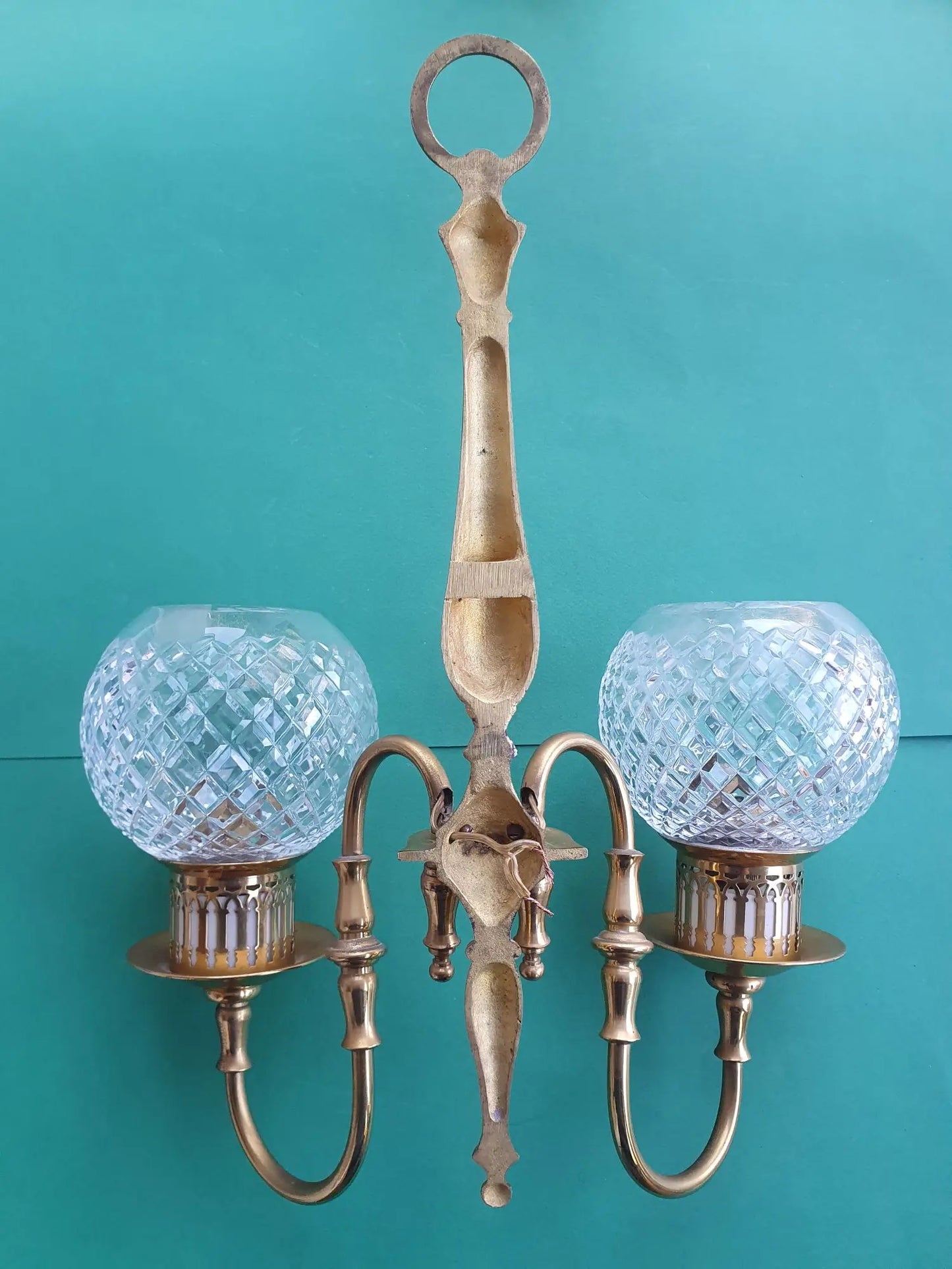Two-light wall light golden with antique crystal globes