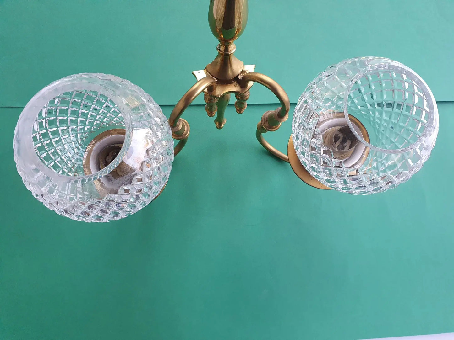 Two-light wall light golden with antique crystal globes