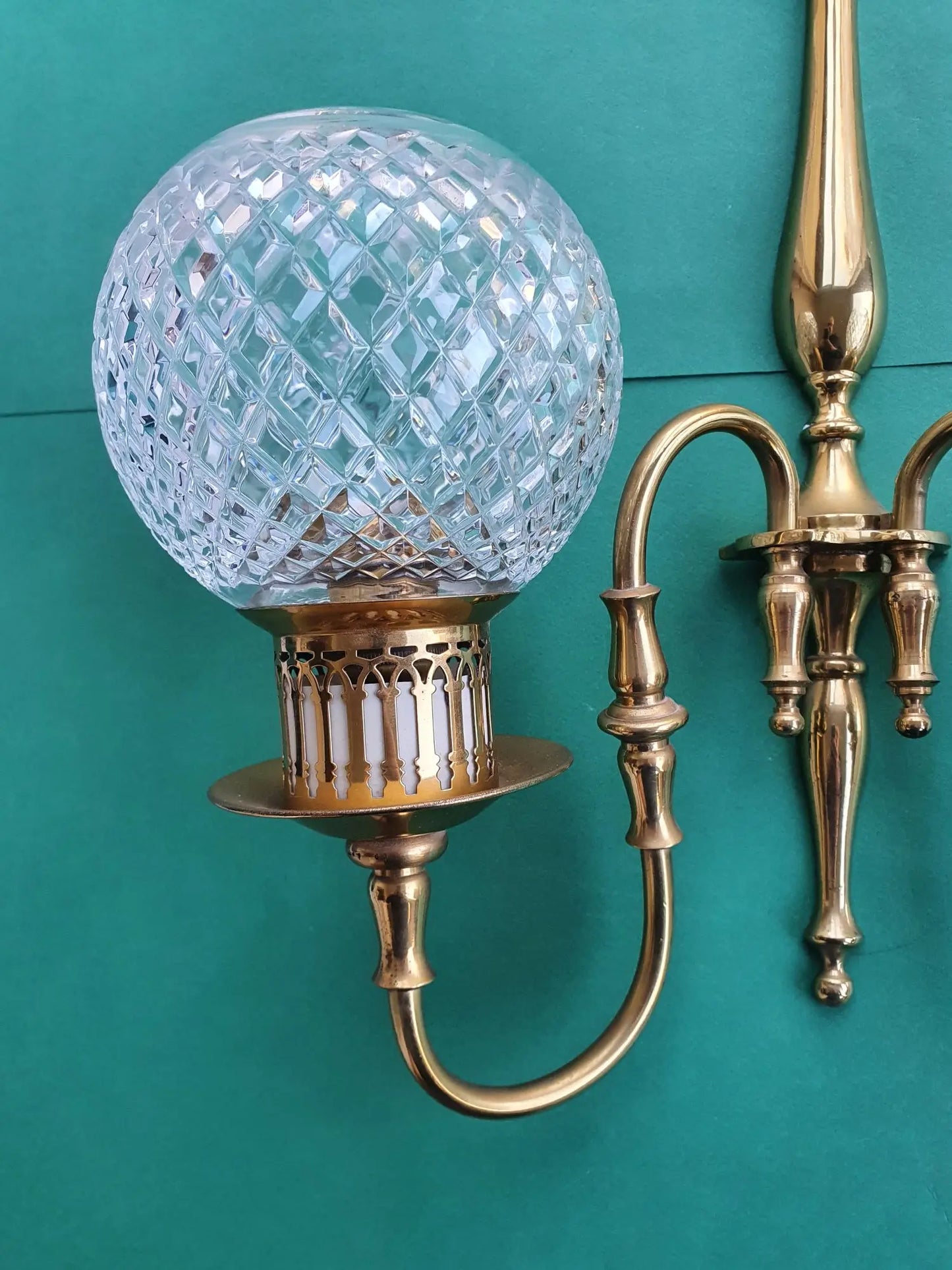 Two-light wall light golden with antique crystal globes