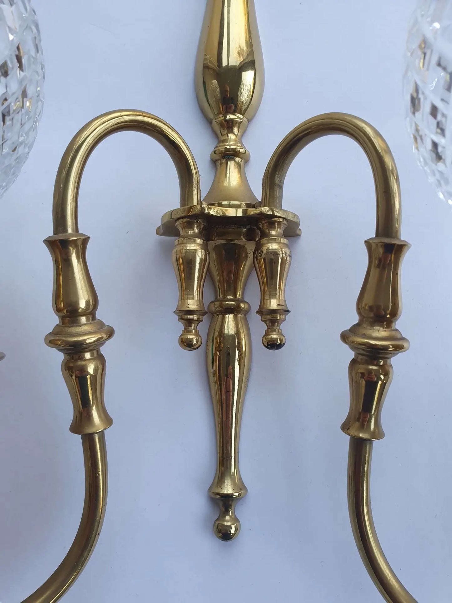 Two-light wall light golden with antique crystal globes