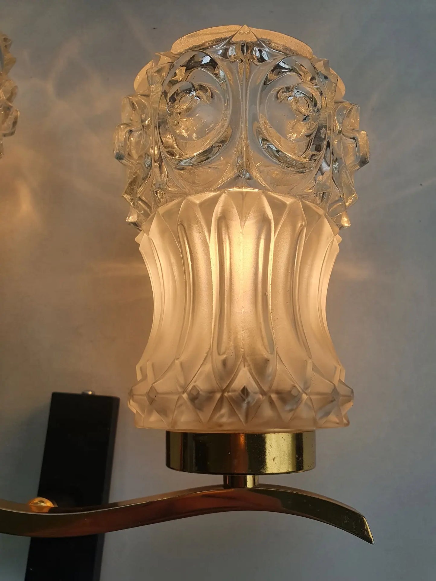 Applique-murale-doree-ancienne-allumee-4