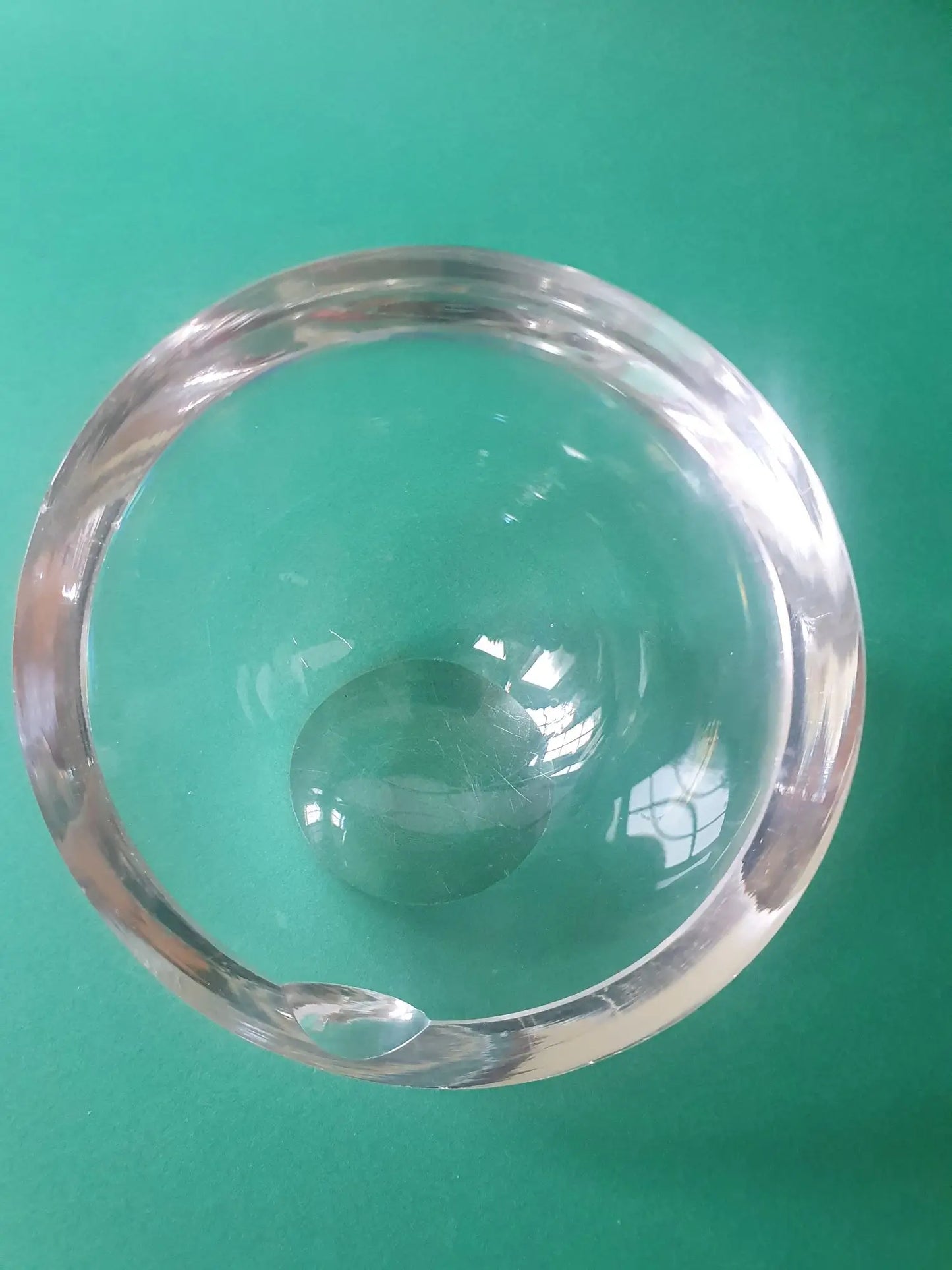 Cendrier-demi-sphere-verre-ancien-vintage-dessus