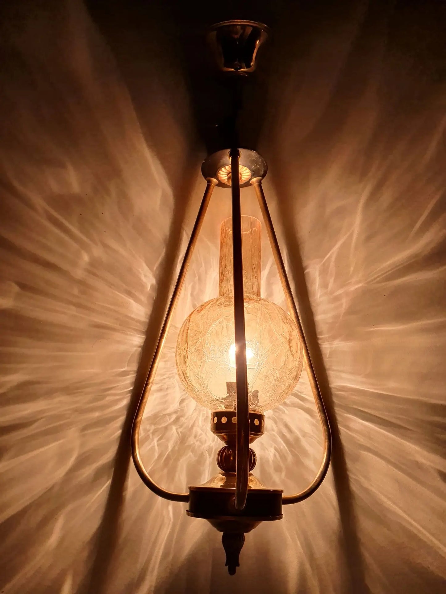 Grand-lustre-ancien-allume-1