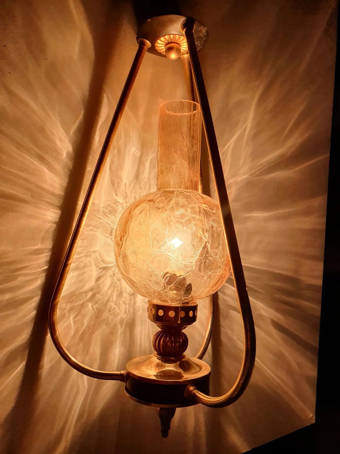 Grand-lustre-ancien-allume-2