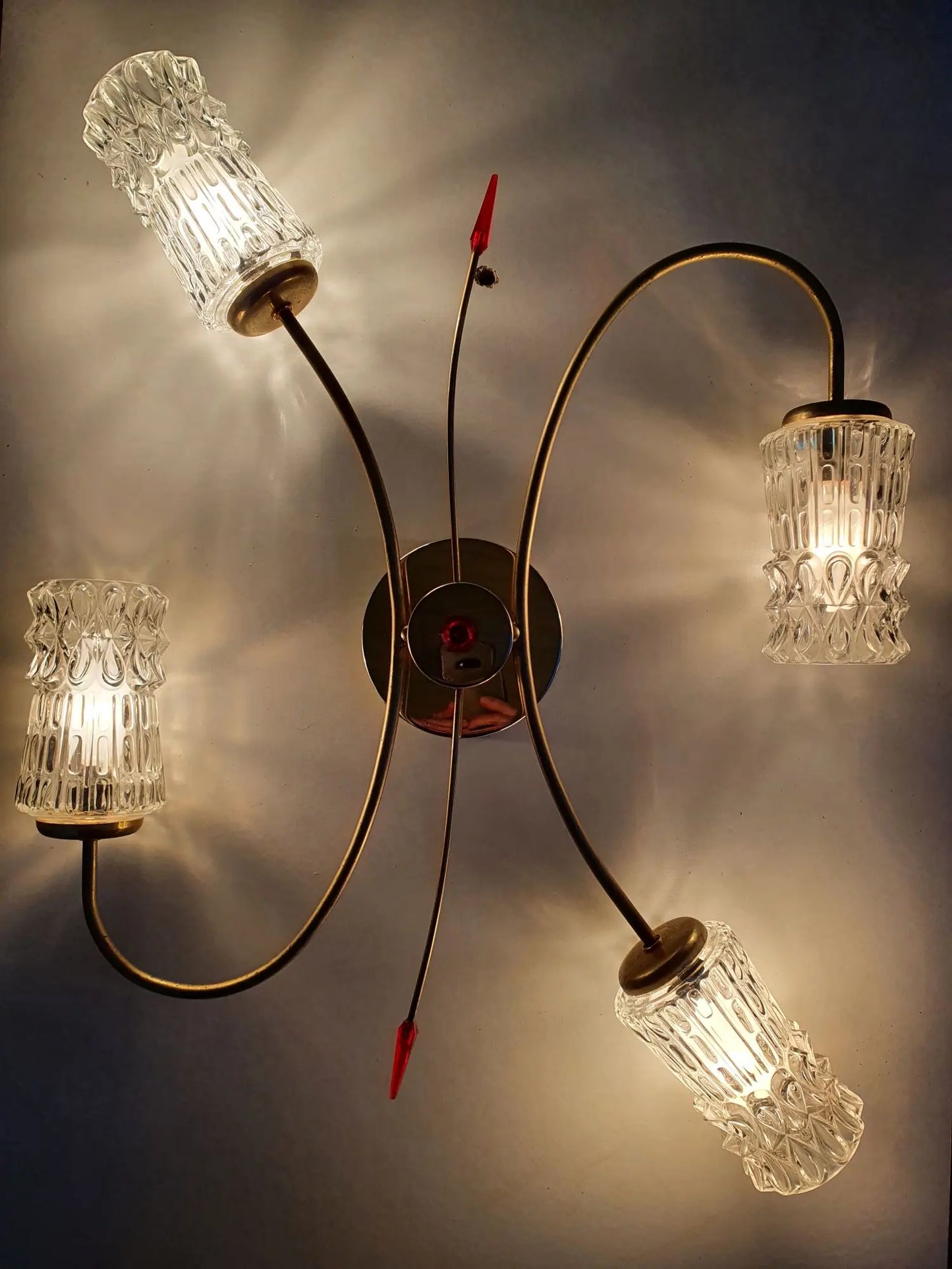 Grande-applique-murale-quatre-lumieres-doree-vintage-allumee-1