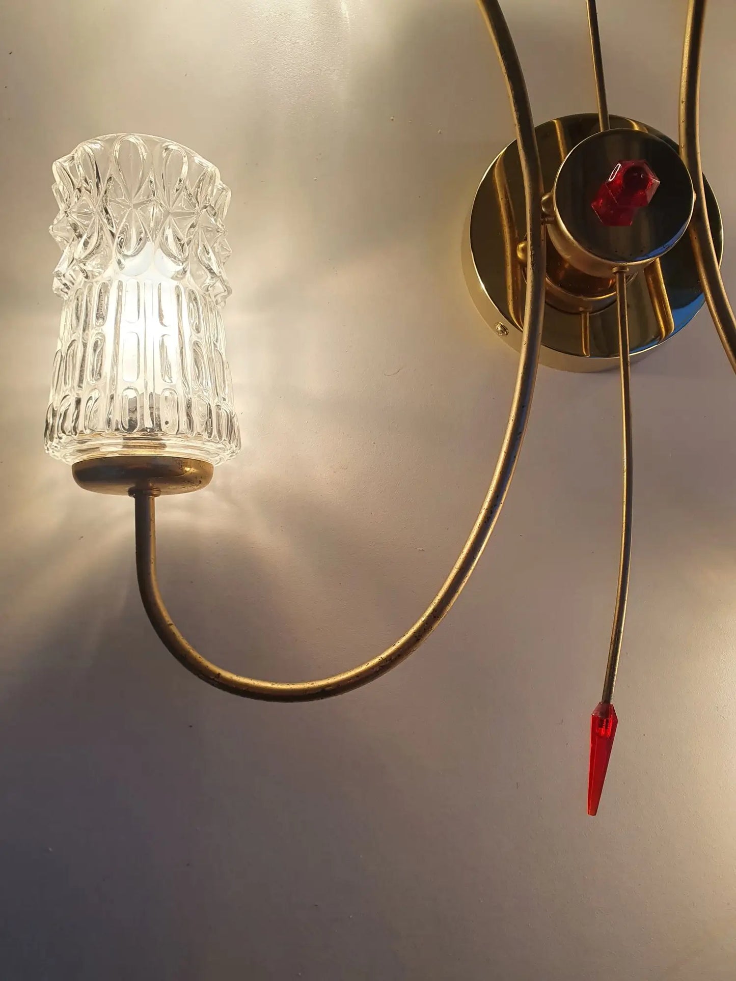 Grande-applique-murale-quatre-lumieres-doree-vintage-allumee-2