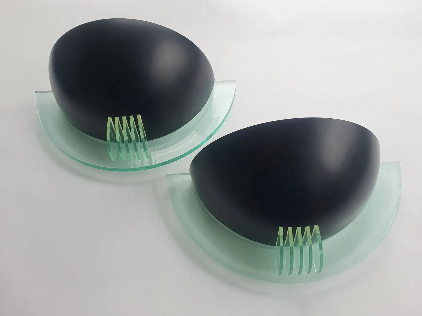 Paire-appliques-demi-lune-noires-metal-plexi-annees-80-face