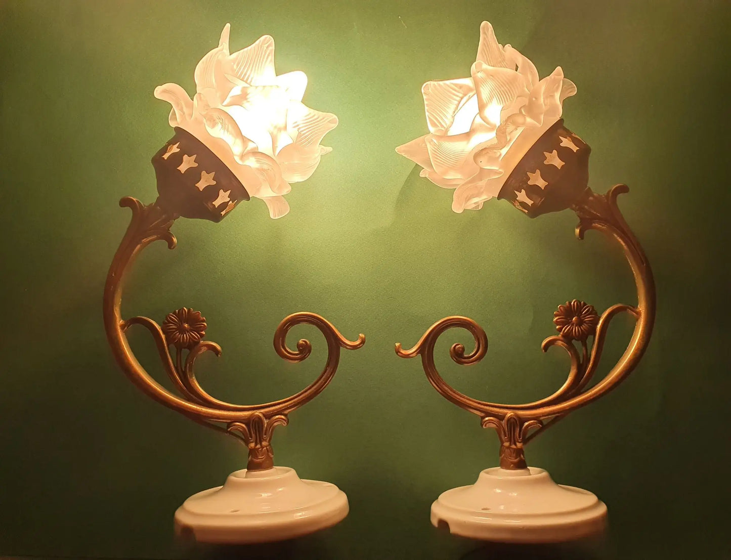 Paire-appliques-murales-Art-Deco-rose-annees-50-vintage-France-allumees-1