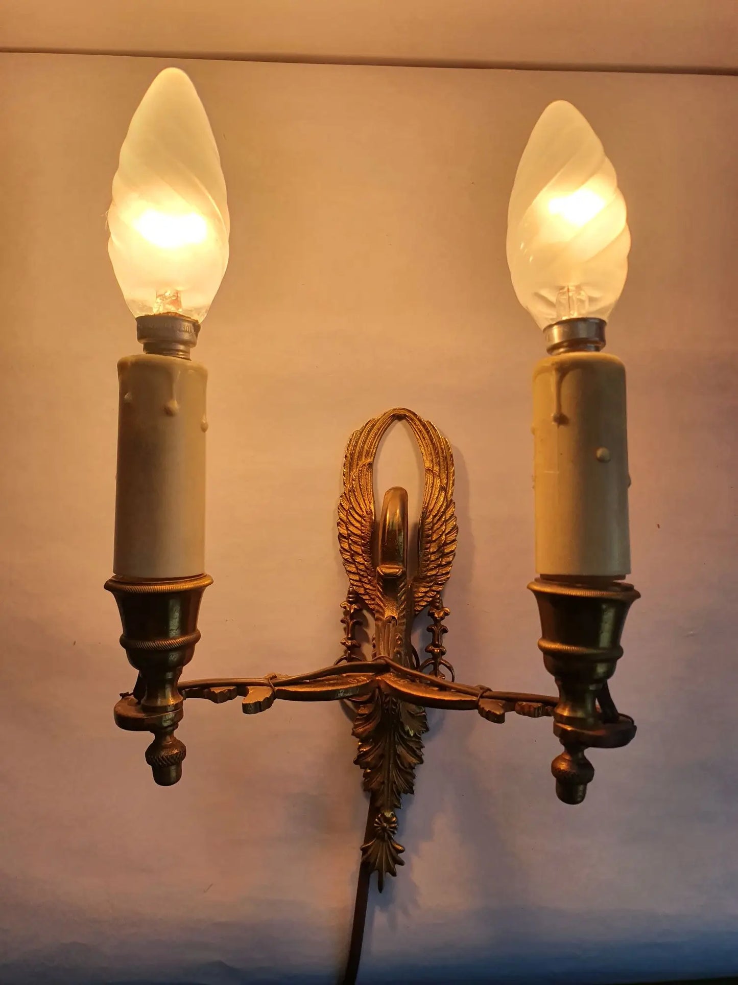 Paire-appliques-murales-bougeoirs-Empire-bronze-allumee-1