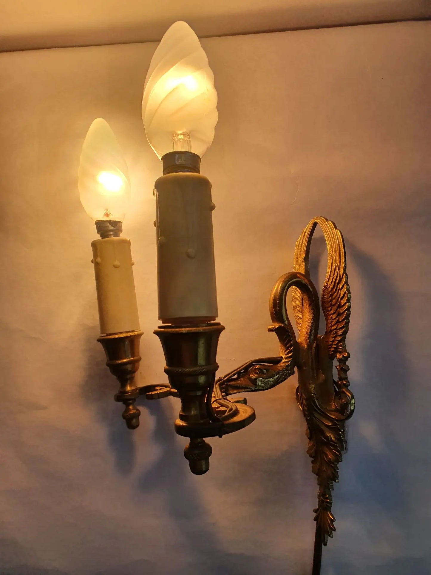 Paire-appliques-murales-bougeoirs-Empire-bronze-allumee-2