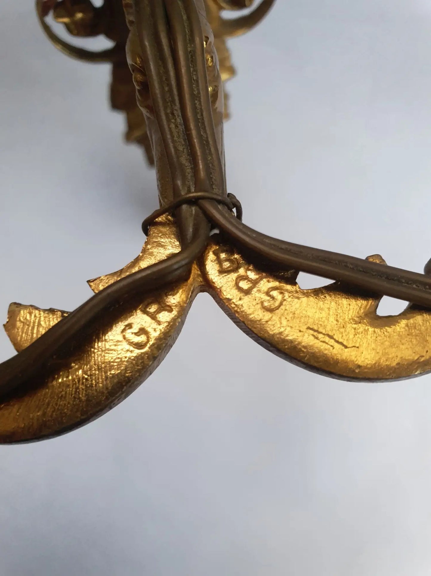 Paire-appliques-murales-bougeoirs-Empire-bronze-detail-5