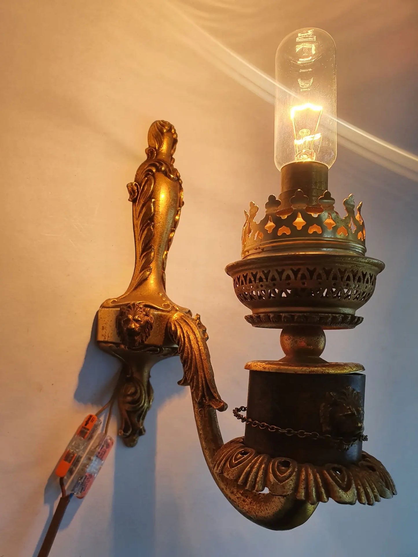 Paire-appliques-murales-bronze-style-Empire-anciennes-allumee-1