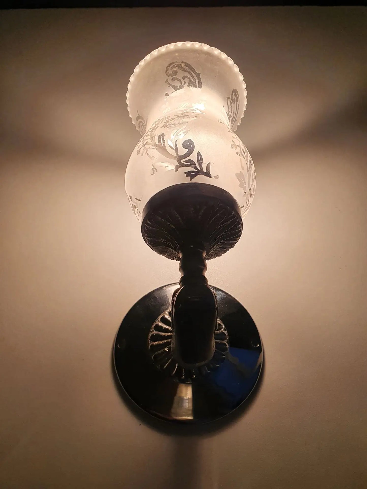 Paire-appliques-murales-chromees-salle-de-bain-vintage-allumee-2