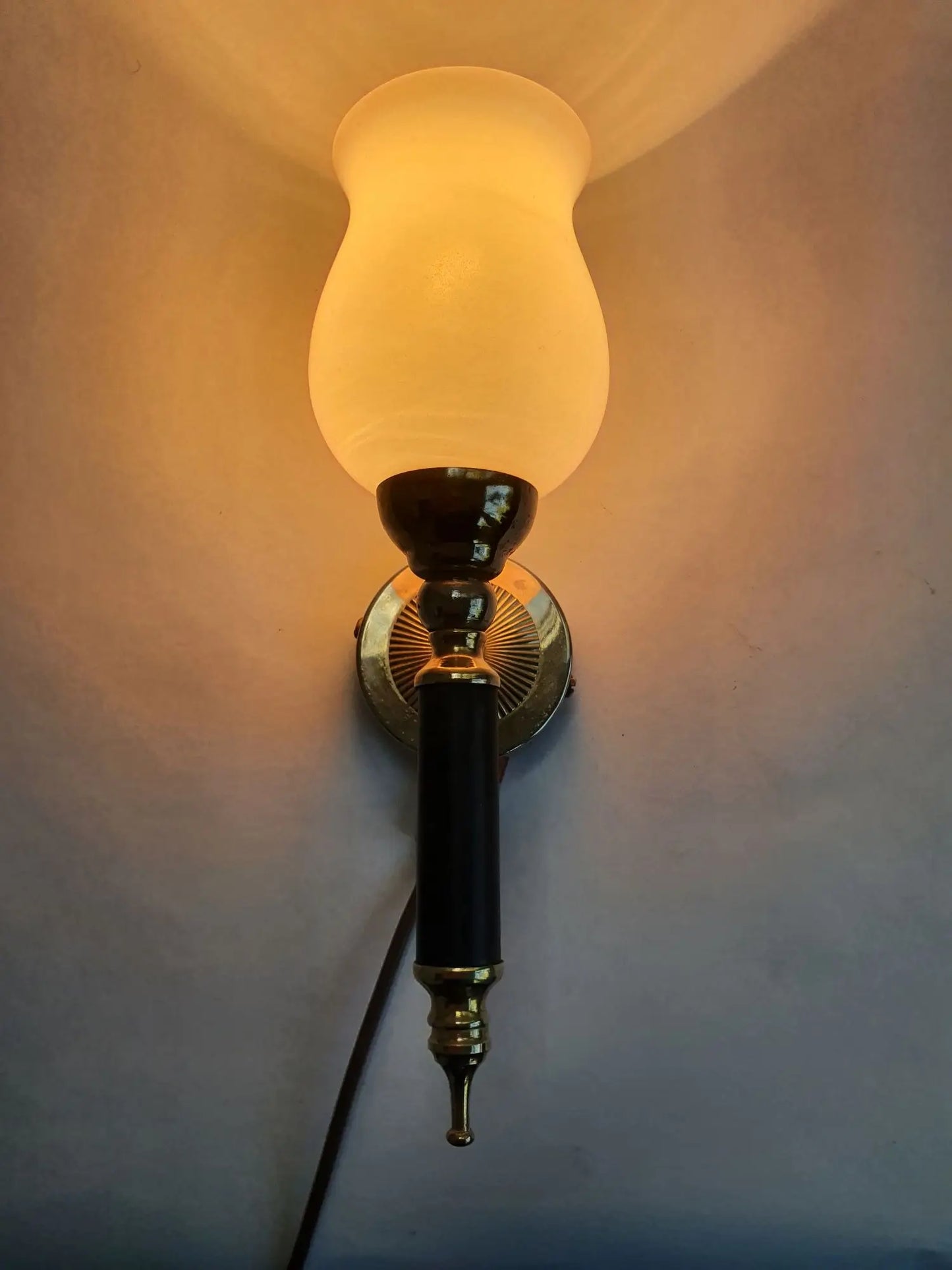 Paire-appliques-murales-flambeau-style-Empire-allumee-1