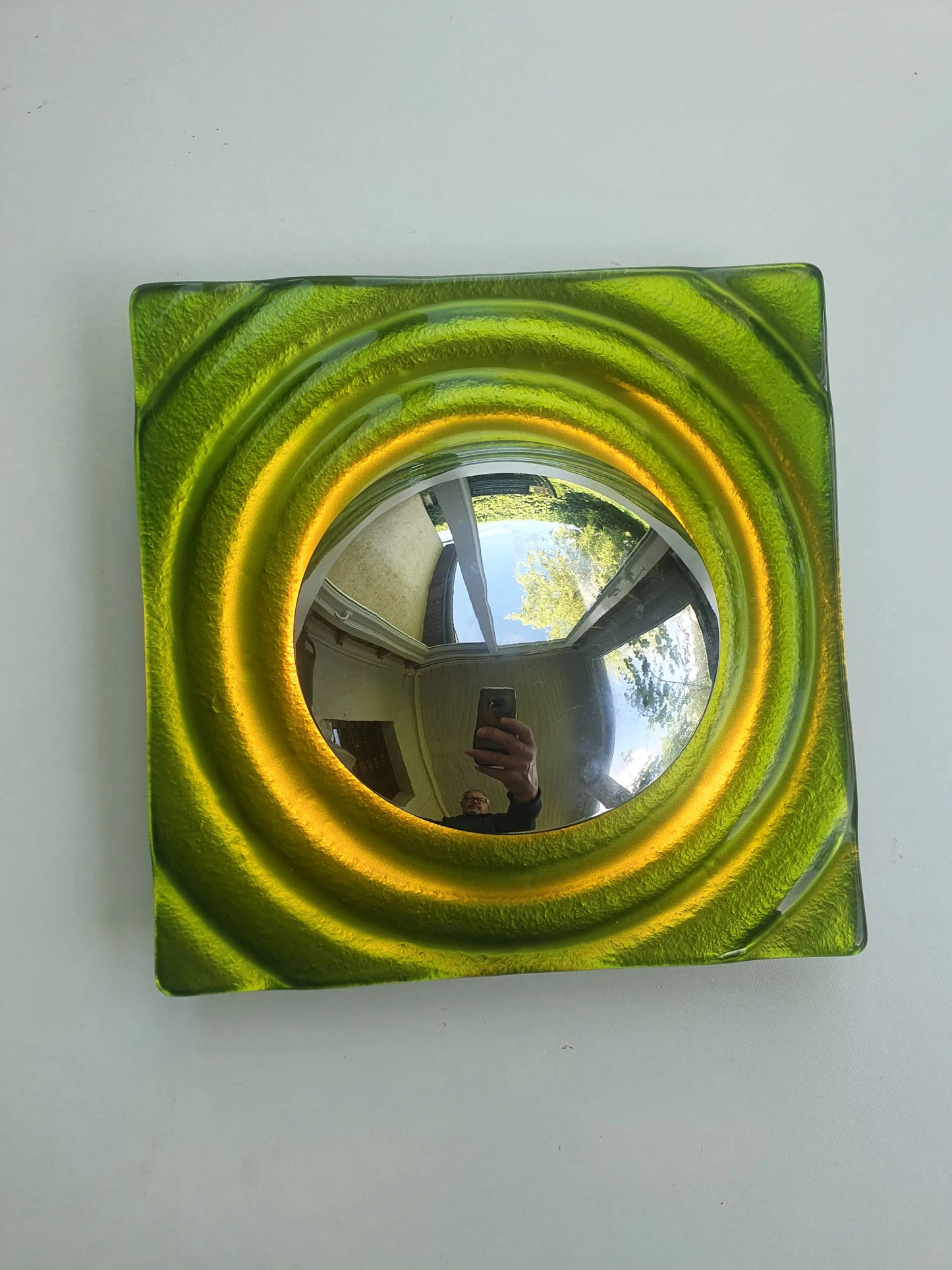 Paire-appliques-murales-futuristes-allumee-3