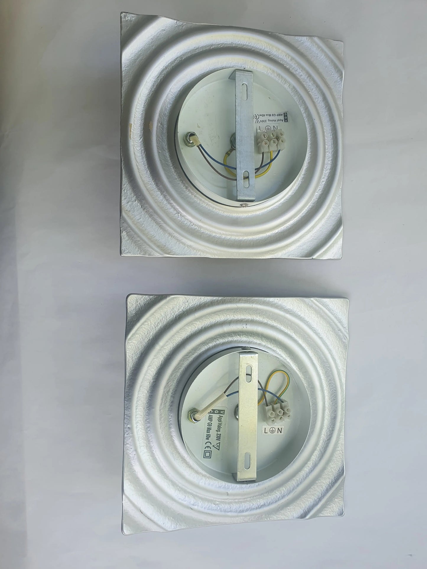 Paire-appliques-murales-futuristes-arriere