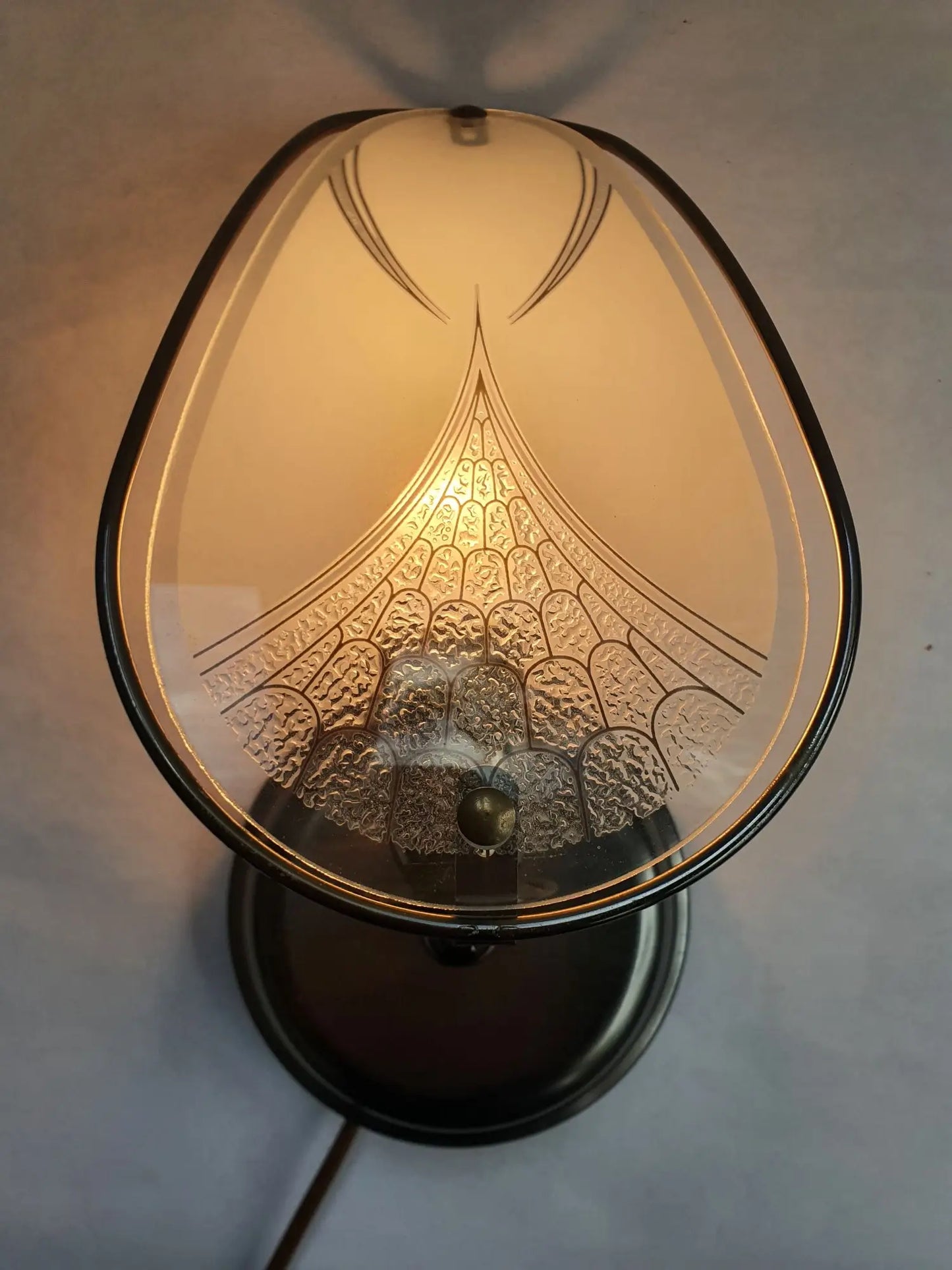 Paire-appliques-murales-verre-vintage-art-deco-allumee-1