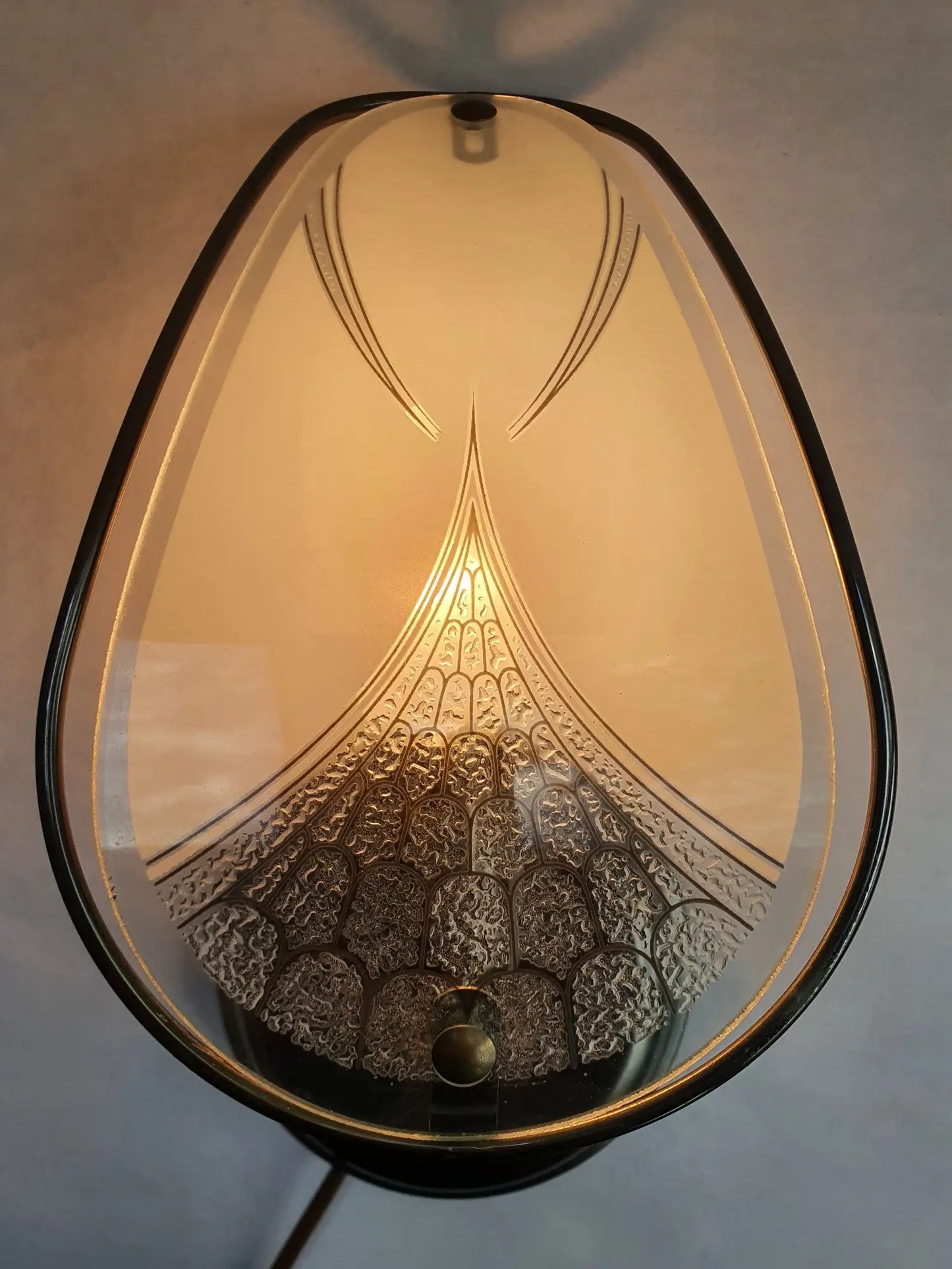 Paire-appliques-murales-verre-vintage-art-deco-allumee-2