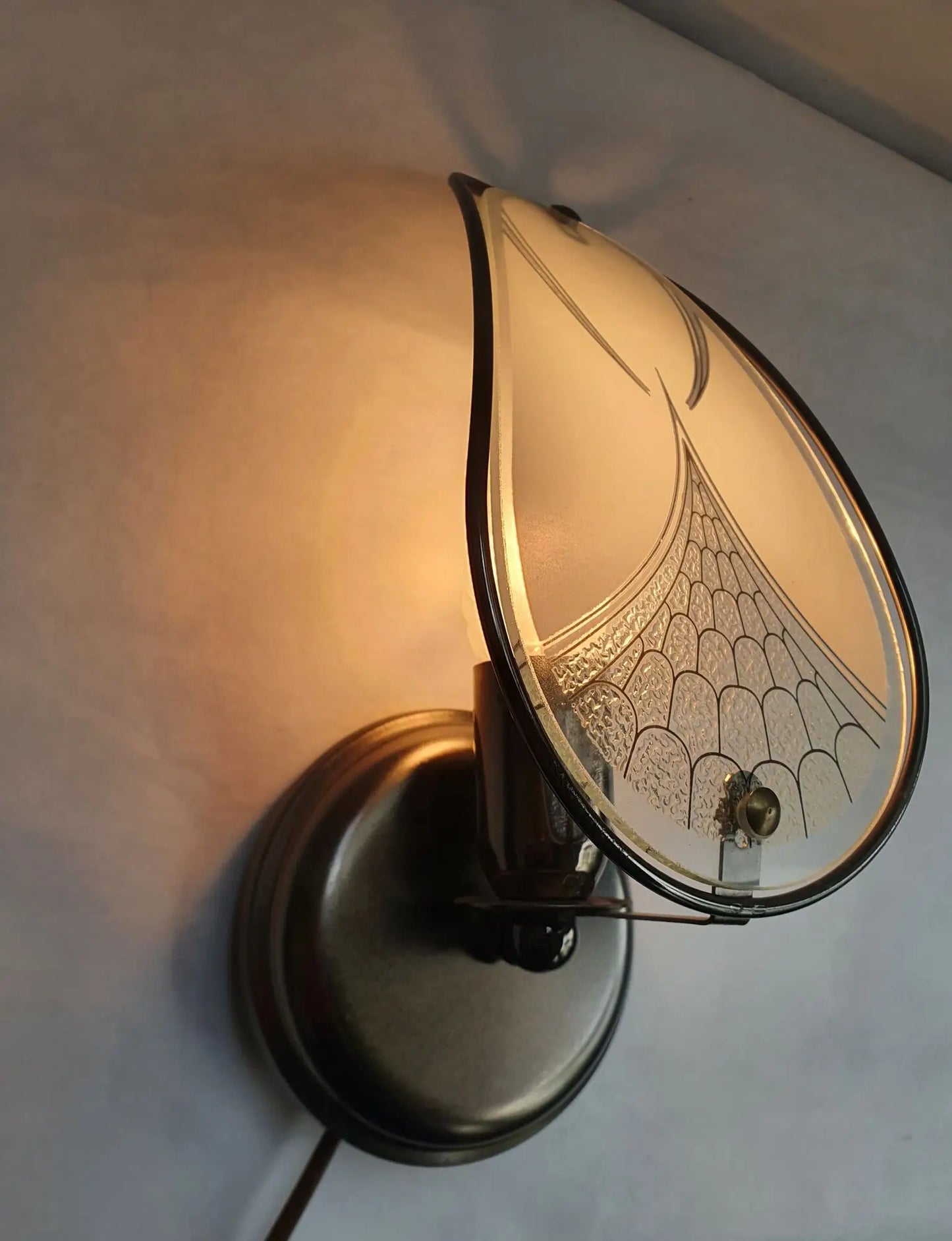 Paire-appliques-murales-verre-vintage-art-deco-allumee-3