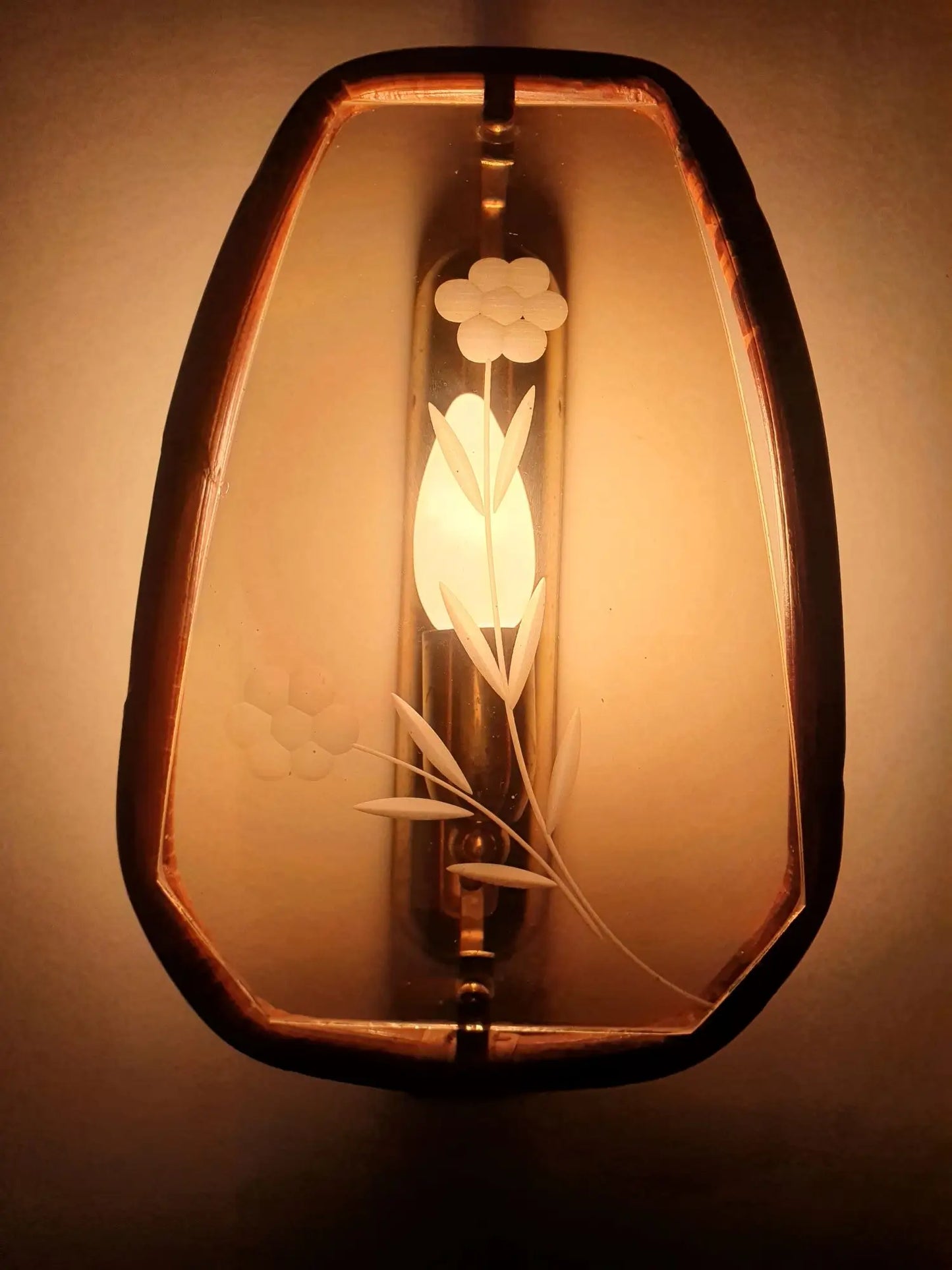Paire-appliques-murales-vintage-allumee