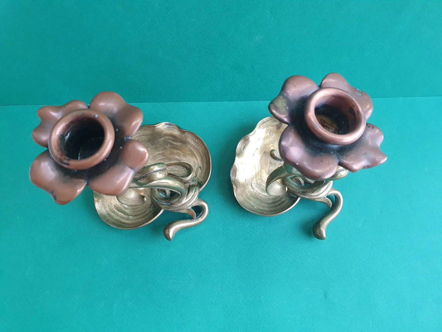 Paire-bougeoirs-art-nouveau-dessus