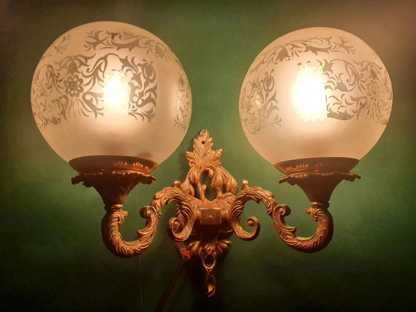 Paire-grandes-apliques-murales-double-lumieres-laiton-verre-vintage-allumee-1