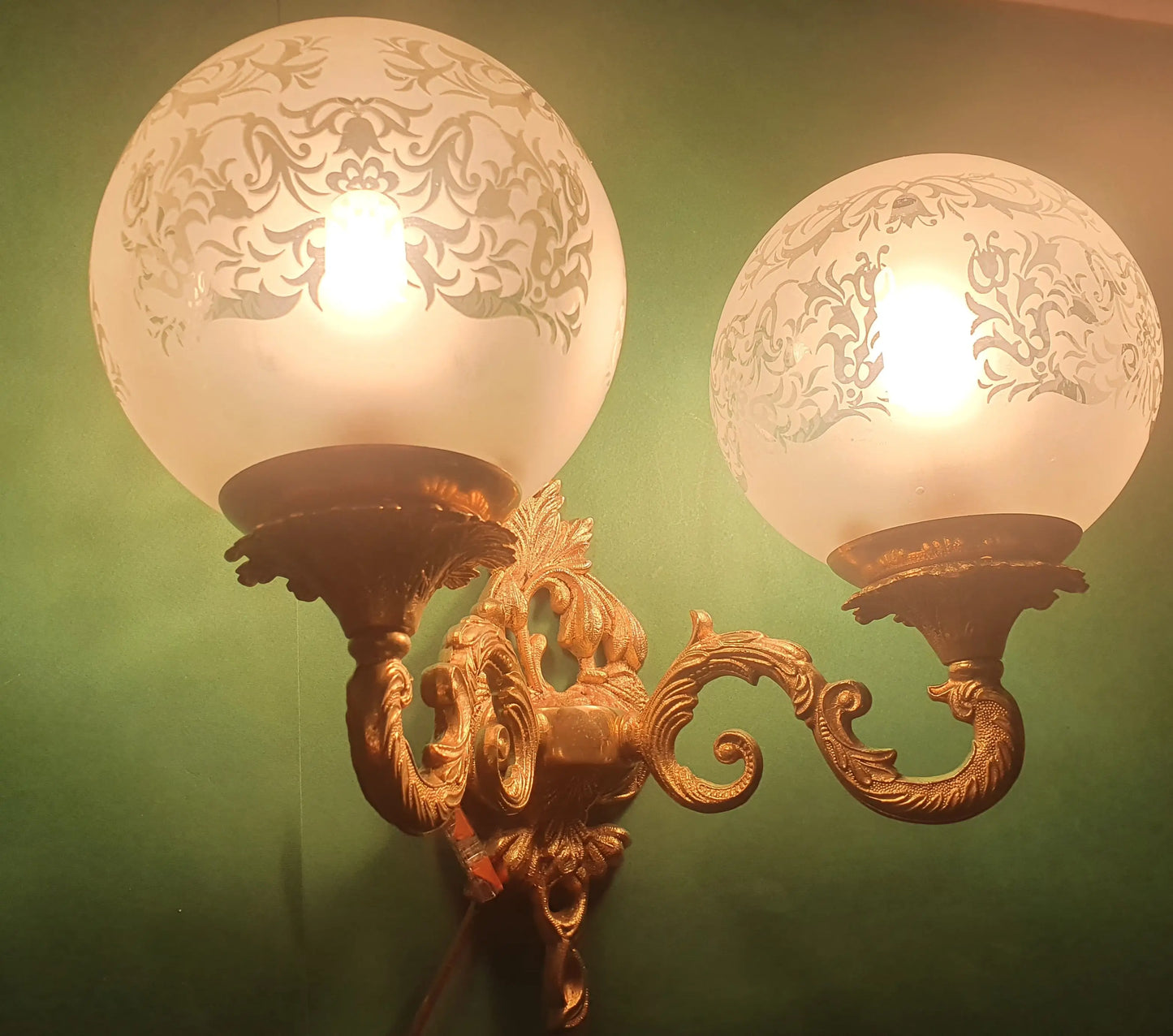 Paire-grandes-apliques-murales-double-lumieres-laiton-verre-vintage-allumee-2