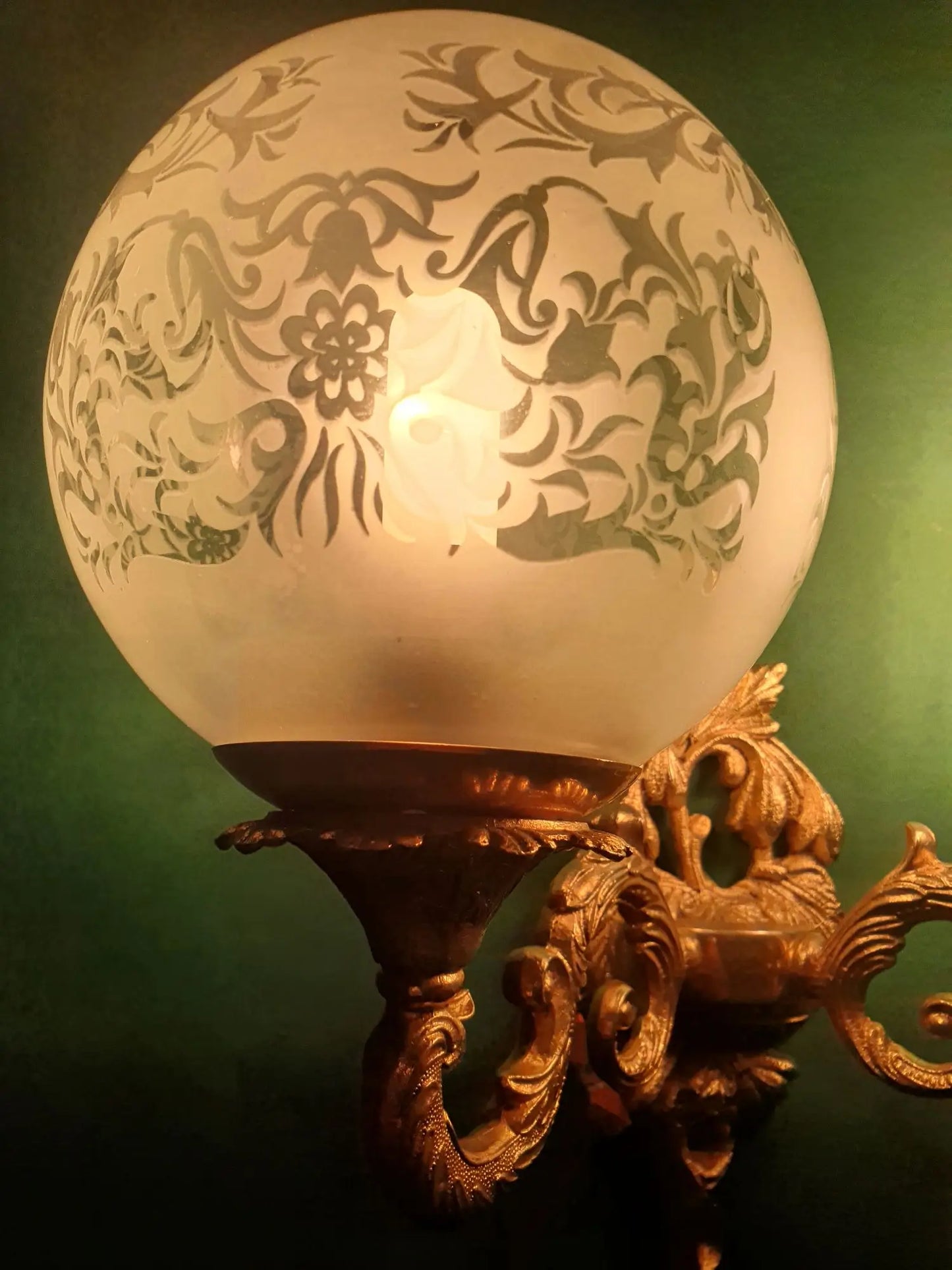 Paire-grandes-apliques-murales-double-lumieres-laiton-verre-vintage-allumee-3