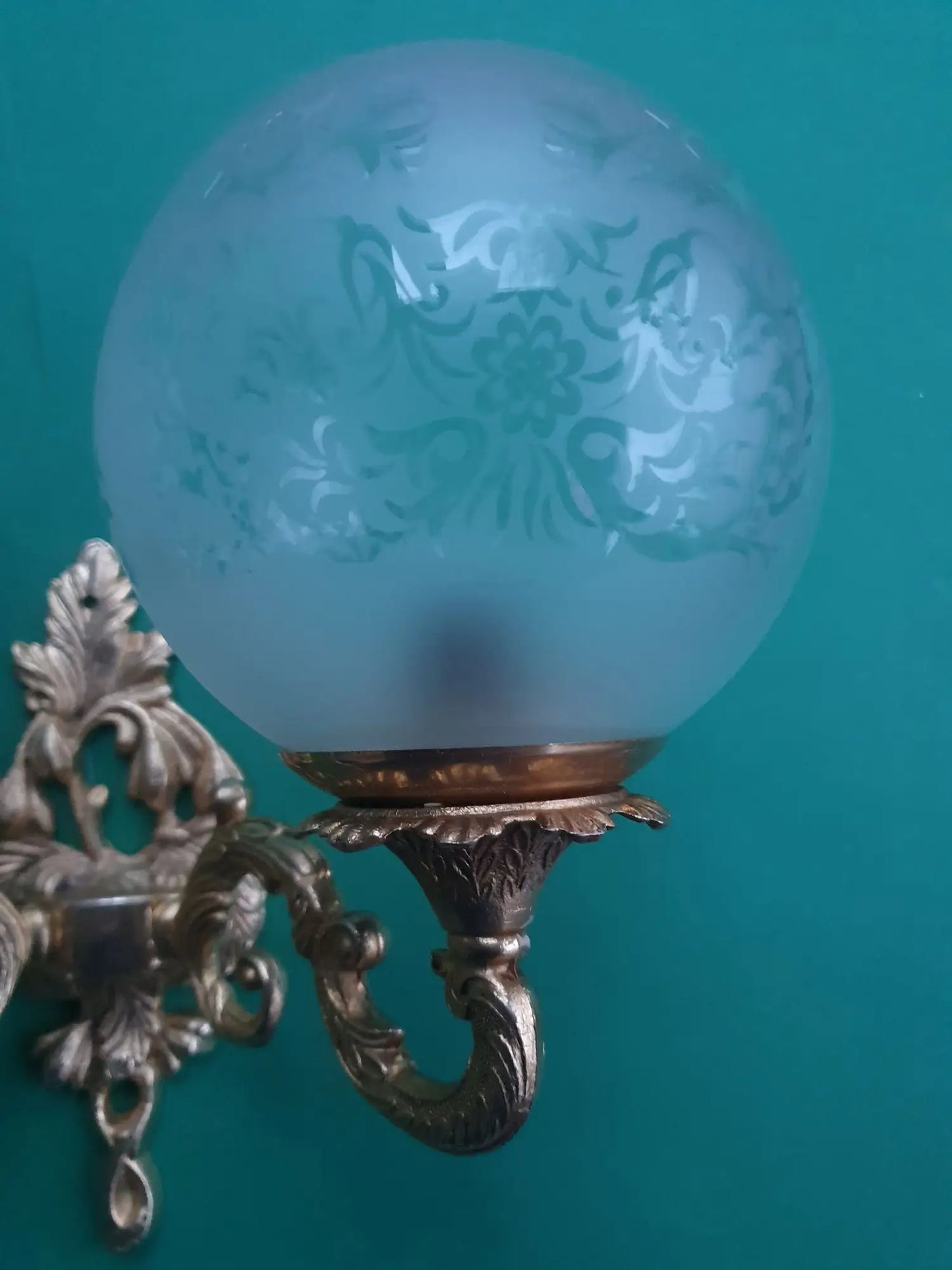 Paire-grandes-apliques-murales-double-lumieres-laiton-verre-vintage-detail-2