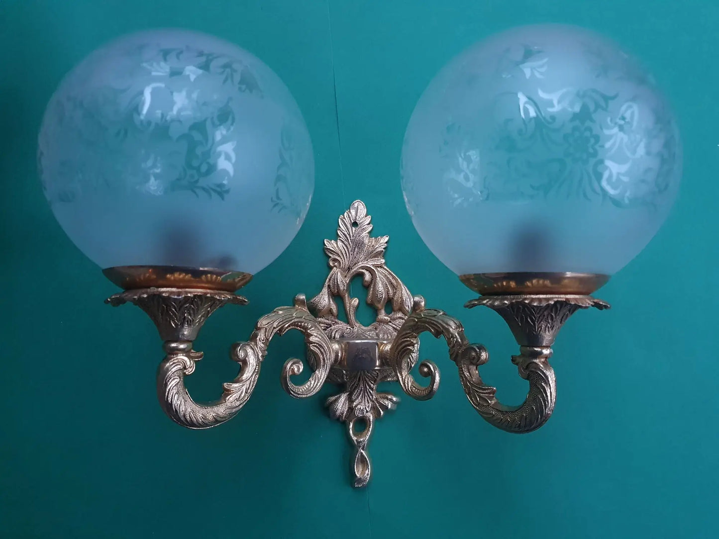 Paire-grandes-apliques-murales-double-lumieres-laiton-verre-vintage-face