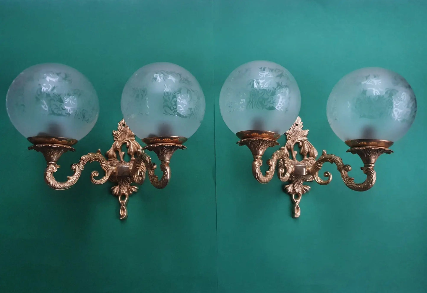 Paire-grandes-apliques-murales-double-lumieres-laiton-verre-vintage