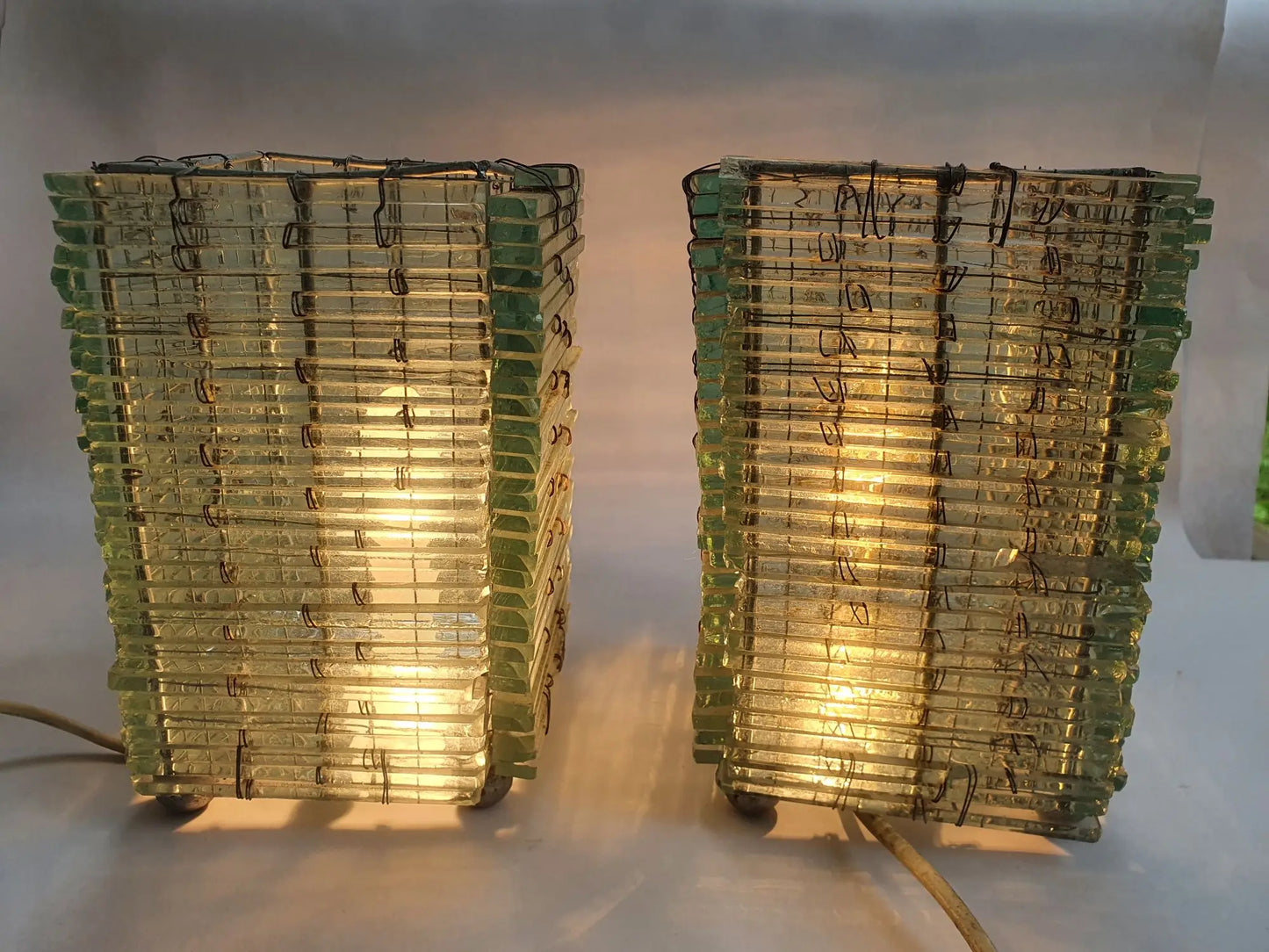 Paire-lampes-lamelles-verre-transparent-annees80-allumee-2