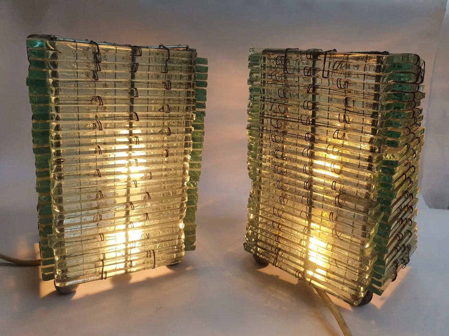Paire-lampes-lamelles-verre-transparent-annees80-allumees-1