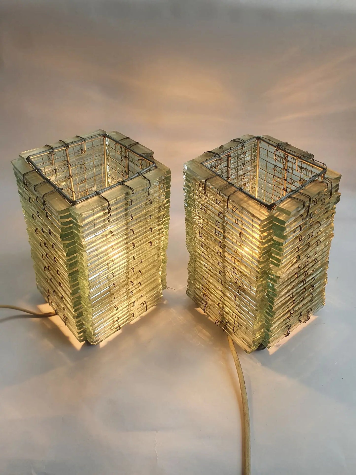 Paire-lampes-lamelles-verre-transparent-annees80-allumees-3