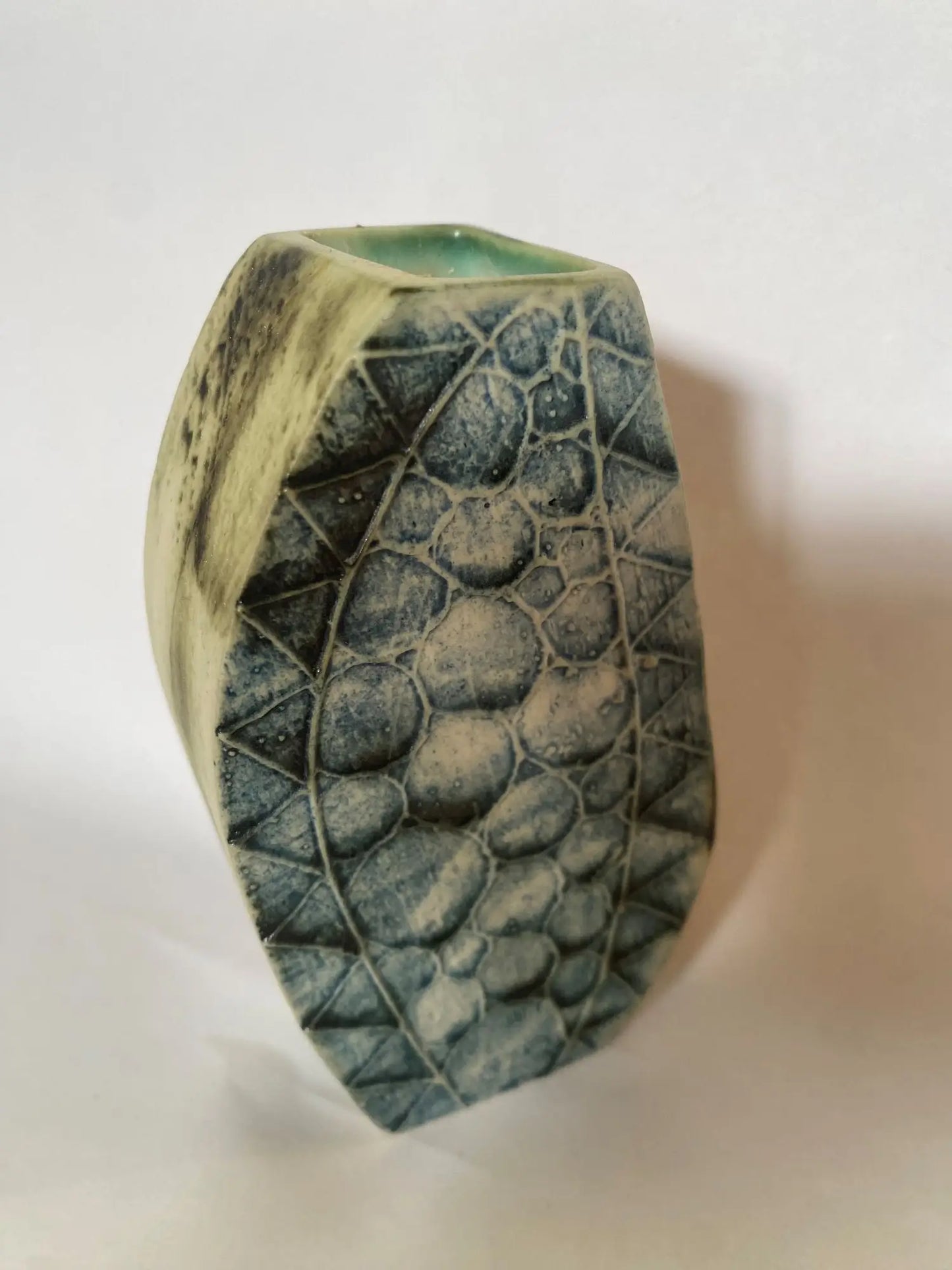 Petit-vase-signe-Carn-Pottery-2
