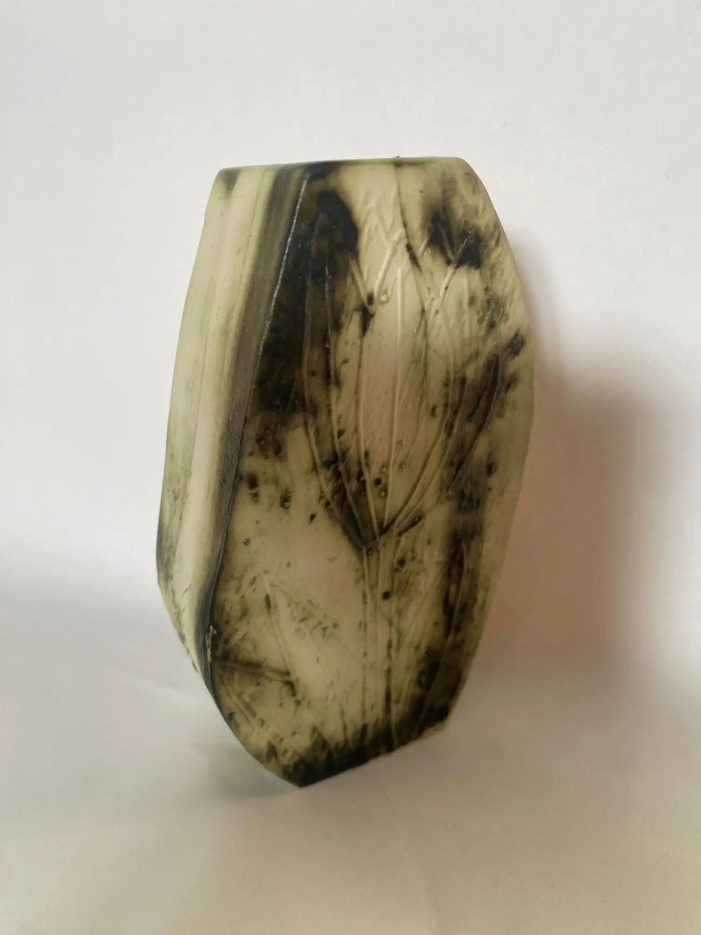 Petit-vase-signe-Carn-Pottery-4