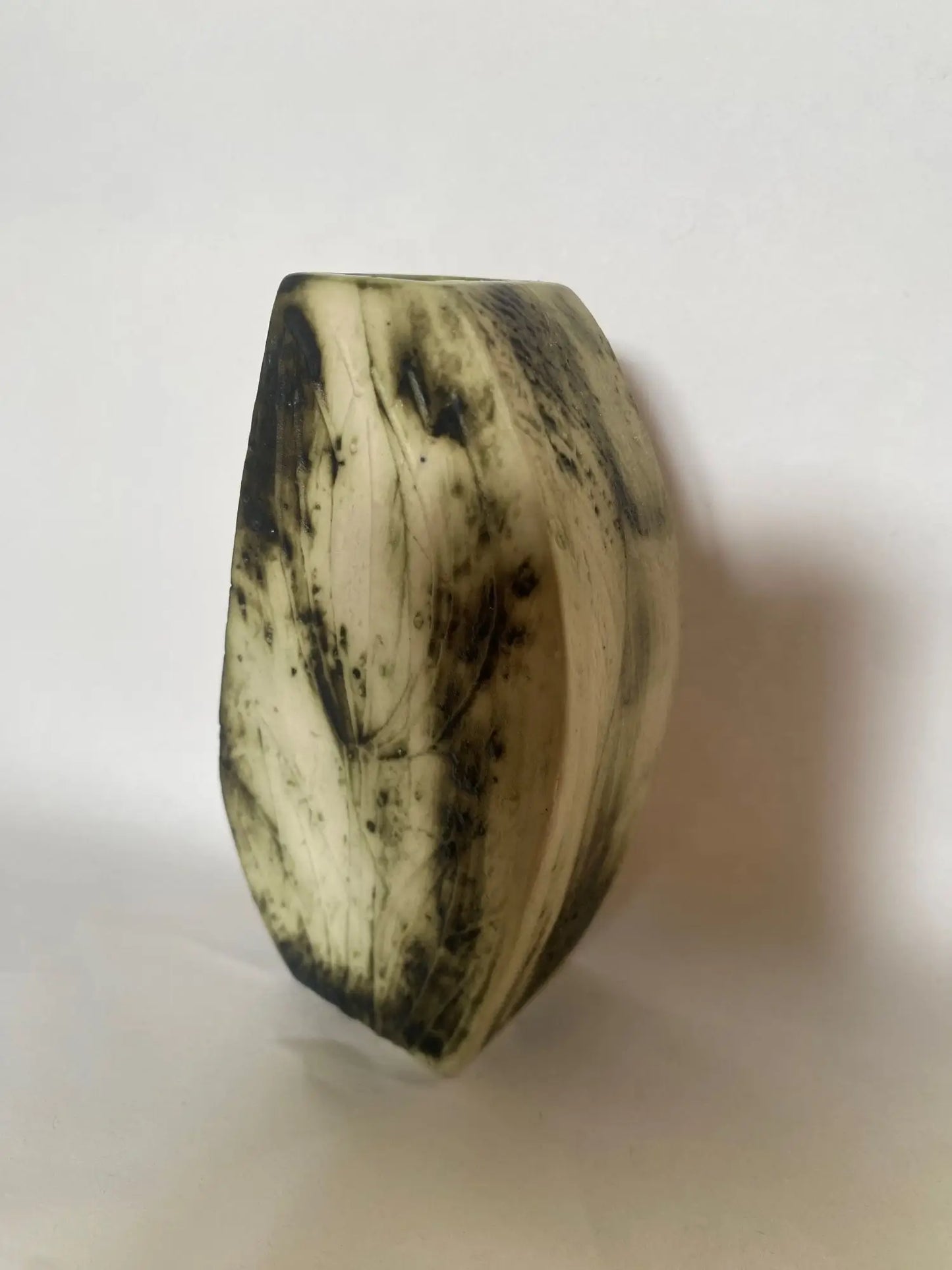Petit-vase-signe-Carn-Pottery-6