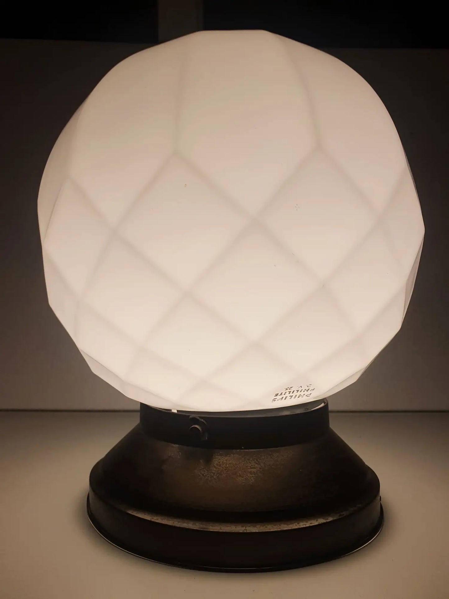 Plafonnier-Philips-Phililite-ancien-annees-30-art-deco-allume1